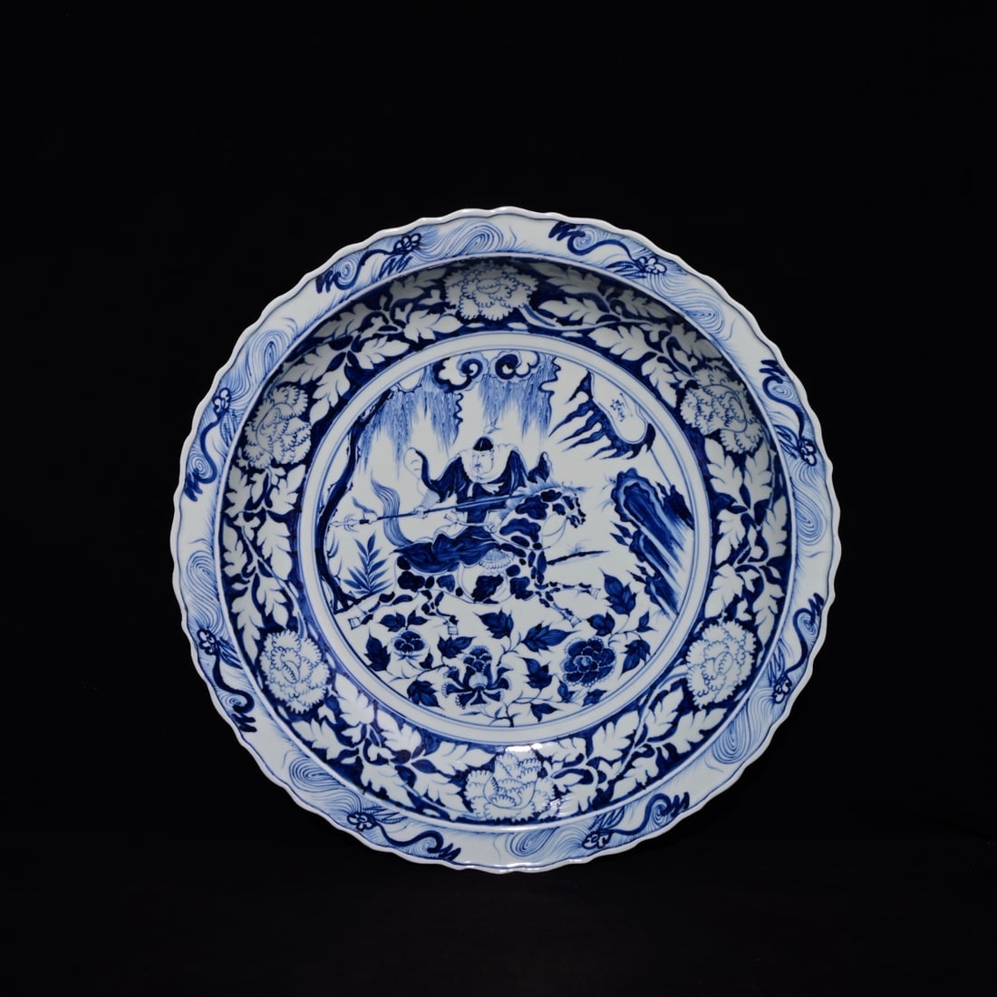 Chinese blue and white porcelain plate Yuan dynasty: Size: Width 45 cm - Height 7.5 cm Materials: Porcelain Time Period: Yuan dynasty Manufactured Date: 13th-c Period Object: Chinese Antique ⛨ Purchase With Confidence ✔ Verified Aucti
