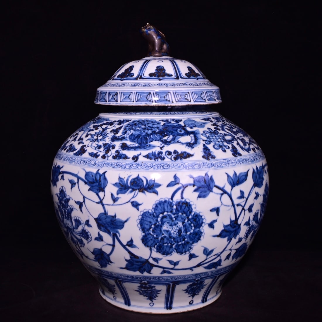 Chinese blue and white porcelain jar Yuan dynasty: Size: Height 42 cm - Width 35 cm Materials: Porcelain Time Period: Yuan dynasty Manufactured Date: 13th-c Period Object: Chinese Antique ⛨ Purchase With Confidence ✔ Verified Auctio