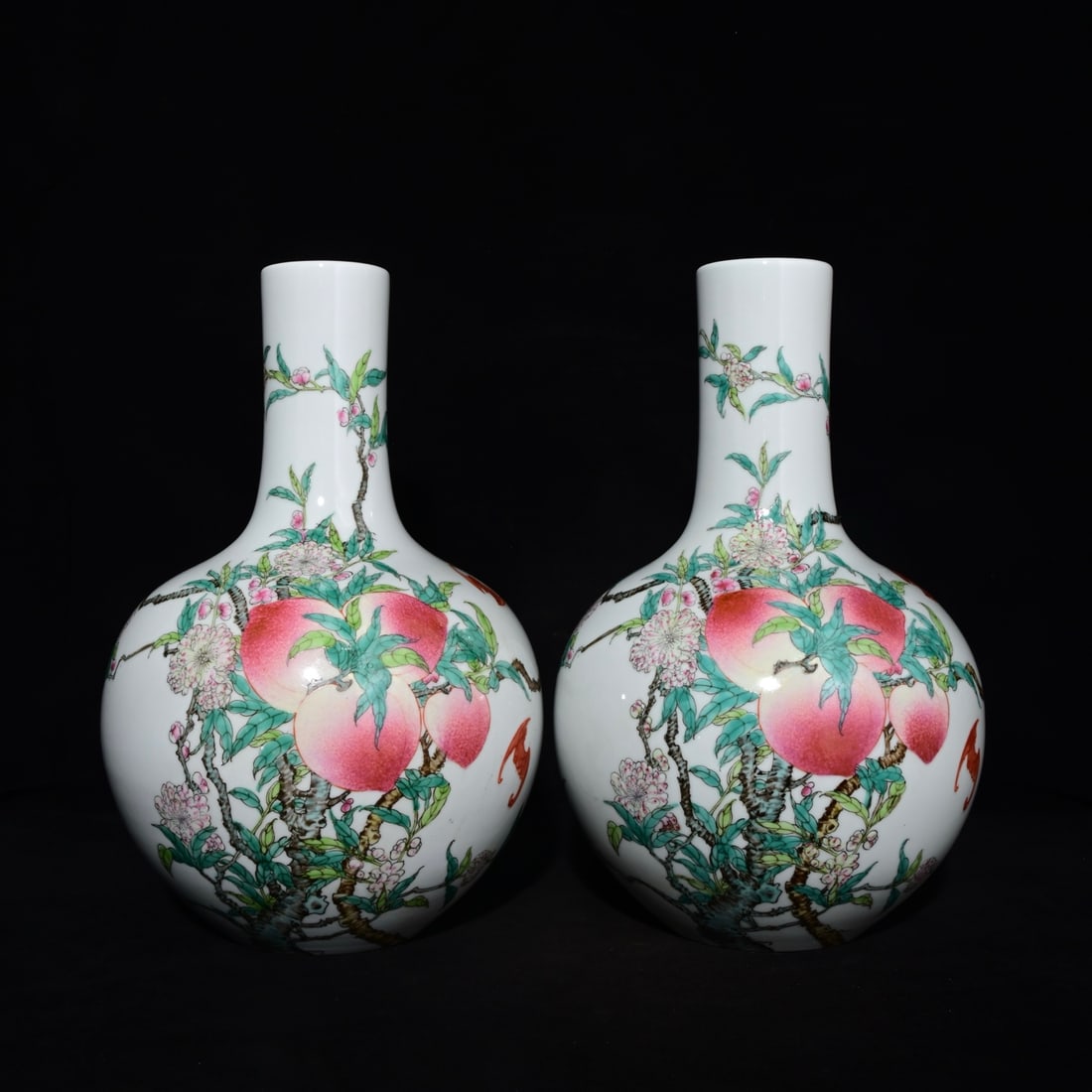 Chinese famille rose porcelain vase pair Qing dynasty Yongzheng Mark & Period: Size: Height 35.5 cm - Width 23 cm Materials: Porcelain Time Period: Qing dynasty Manufactured Date: Yongzheng Mark & Period Object: Chinese Antique ⛨ Purchase With Confidence ✔ Ver