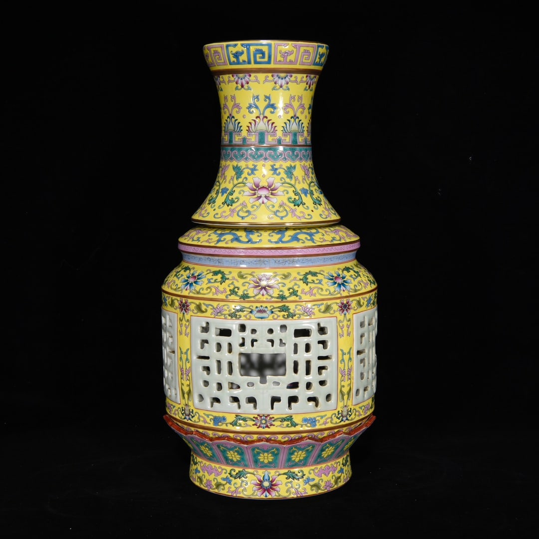 Chinese famille rose porcelain vase Qing dynasty Yongzheng Mark & Period: Size: Height 44 cm - Width 22 cm Materials: Porcelain Time Period: Qing dynasty Manufactured Date: Yongzheng Mark & Period Object: Chinese Antique ⛨ Purchase With Confidence ✔ Verif