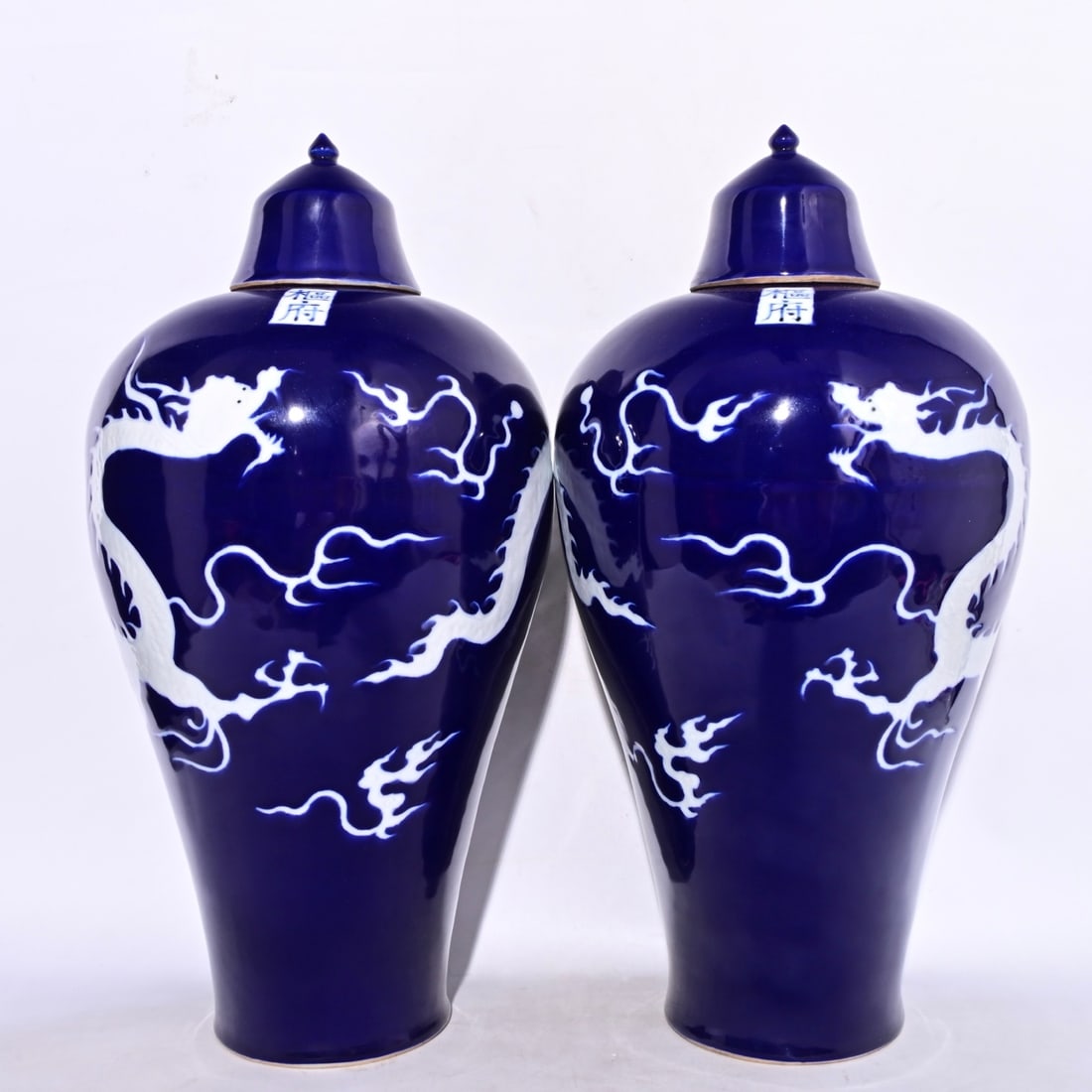 Chinese blue and white porcelain vase pair Yuan dynasty: Size: Height 50 cm - Width 26 cm Materials: Porcelain Time Period: Yuan dynasty Manufactured Date: 13th-c Period Object: Chinese Antique ⛨ Purchase With Confidence ✔ Verified Auctio