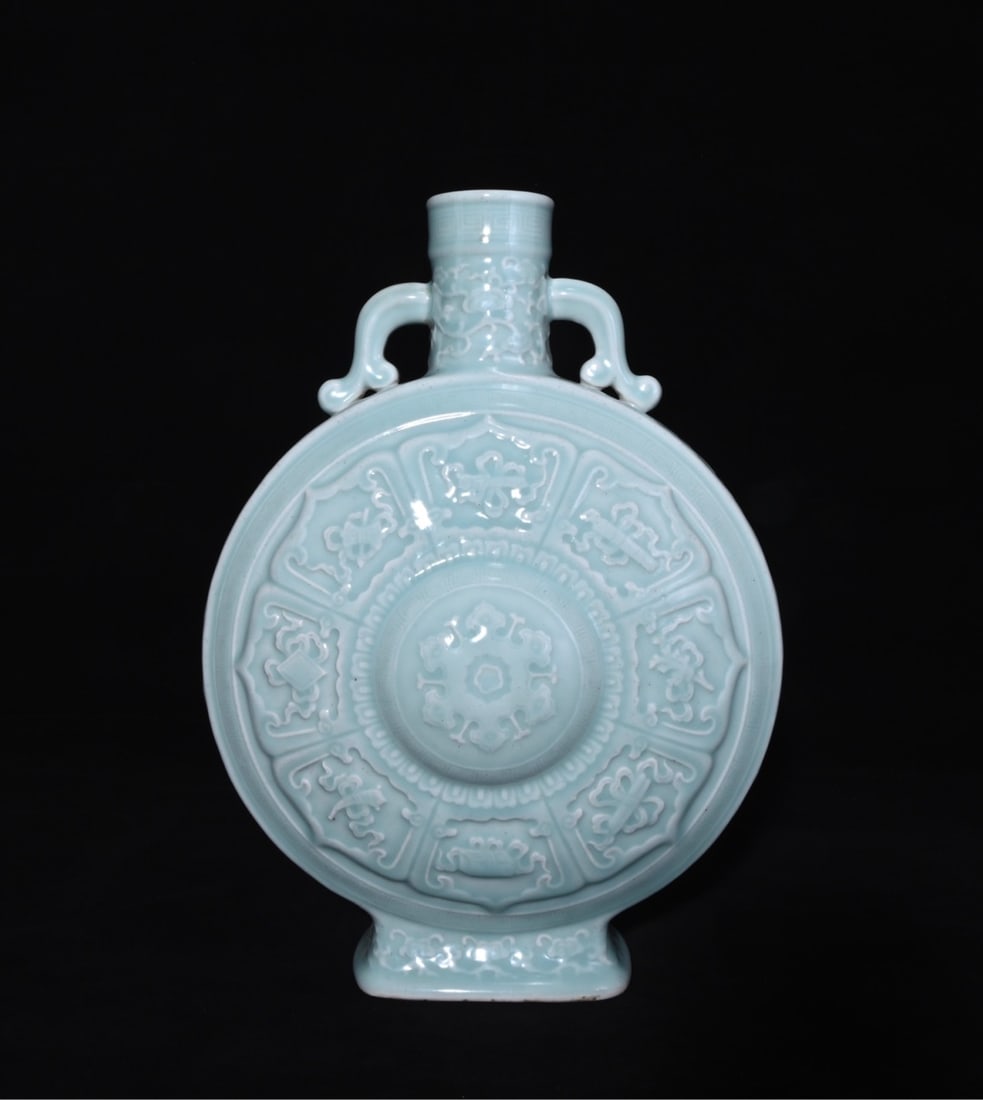 Chinese green glaze porcelain vase Qing dynasty Qianlong Mark & Period: Size: Height 35 cm - Width 25 cm Materials: Porcelain Time Period: Qing dynasty Manufactured Date: Qianlong Mark & Period Object: Chinese Antique ⛨ Purchase With Confidence ✔ Verifi