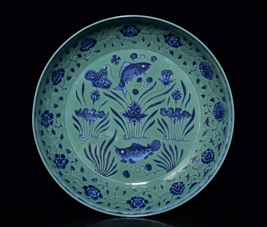 Chinese blue and green porcelain plate Ming dynasty Xuande Mark & Period: Size: Width 33 cm - Height 6.5 cm Materials: Porcelain Time Period: Ming dynasty Manufactured Date: Xuande Mark & Period Object: Chinese Antique ⛨ Purchase With Confidence ✔ Verifie