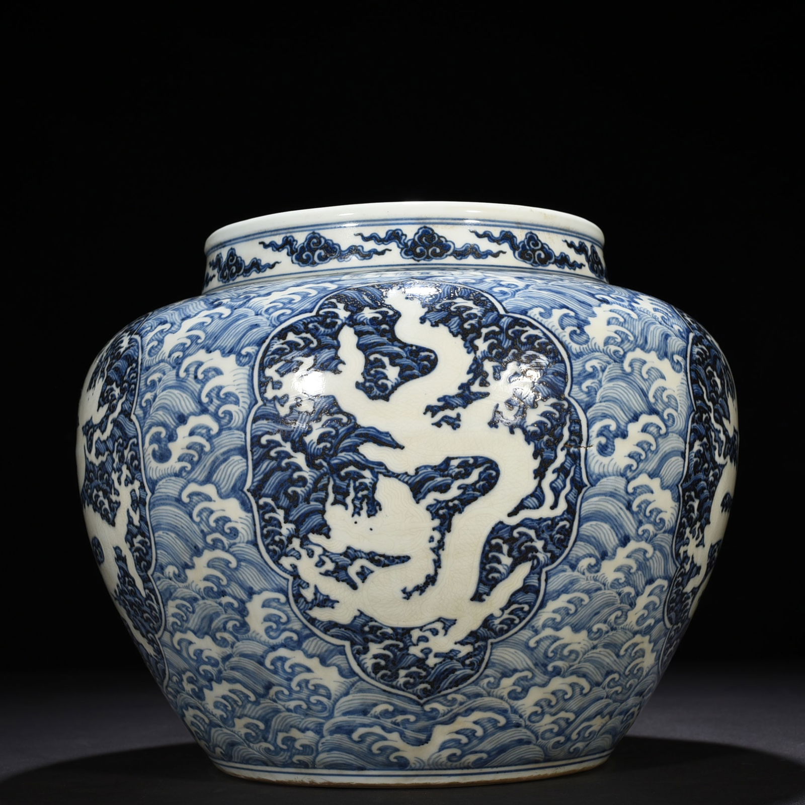 Chinese blue and white porcelain jar Ming dynasty Xuande Mark & Period (1 of 9)