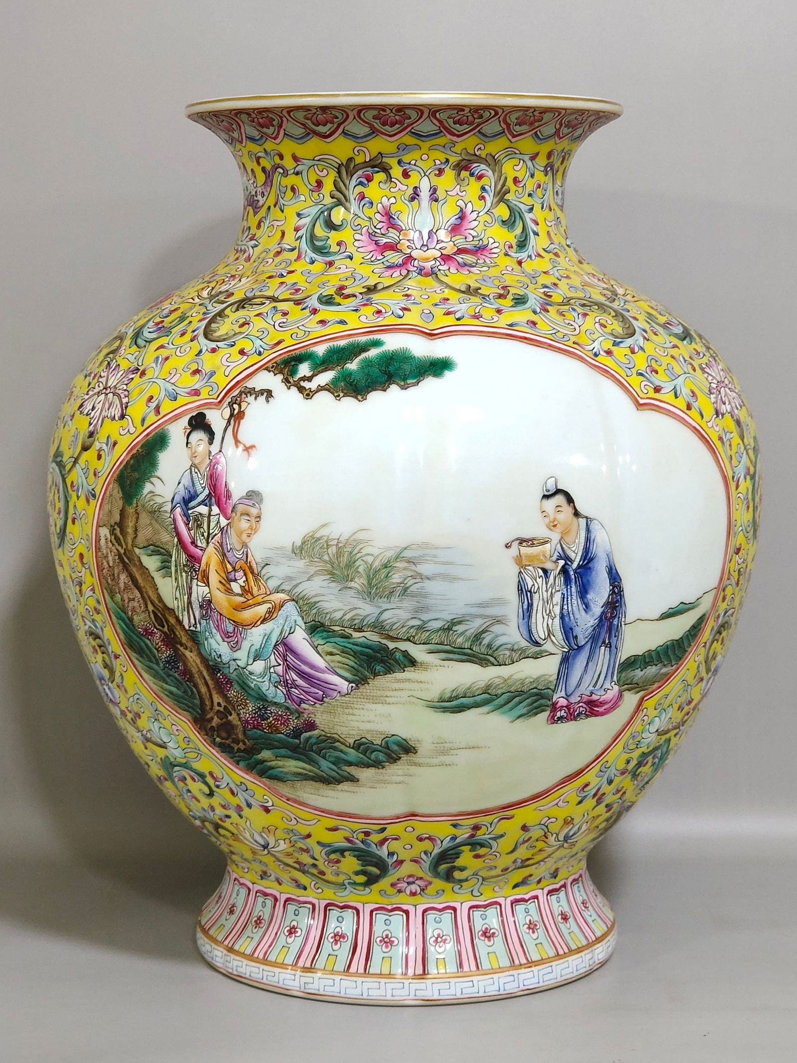 Chinese famille rose porcelain vase Qing dynasty Qianlong Mark & Period (1 of 9)