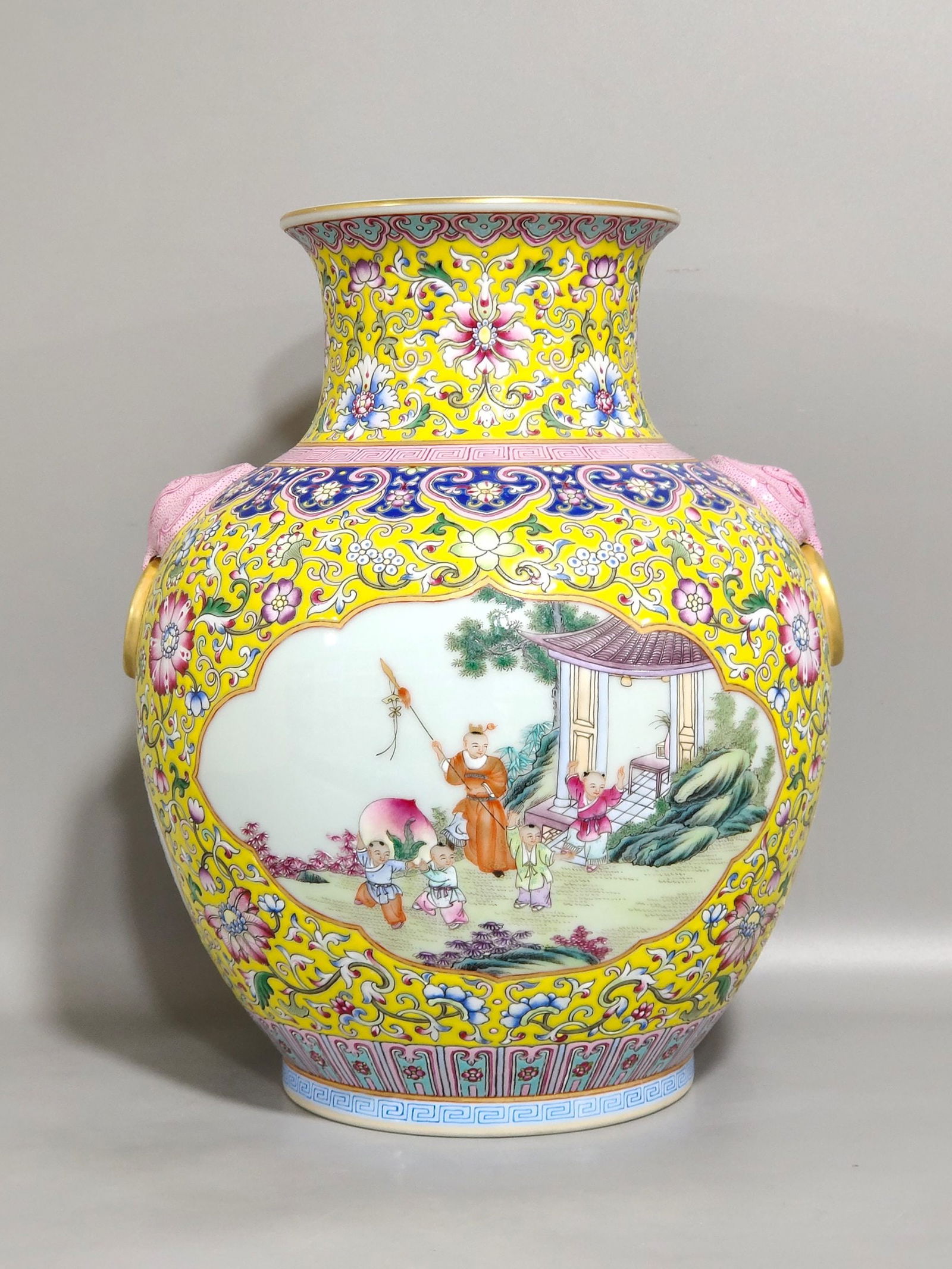 Chinese famille rose porcelain vase Qing dynasty Qianlong Mark & Period (1 of 9)