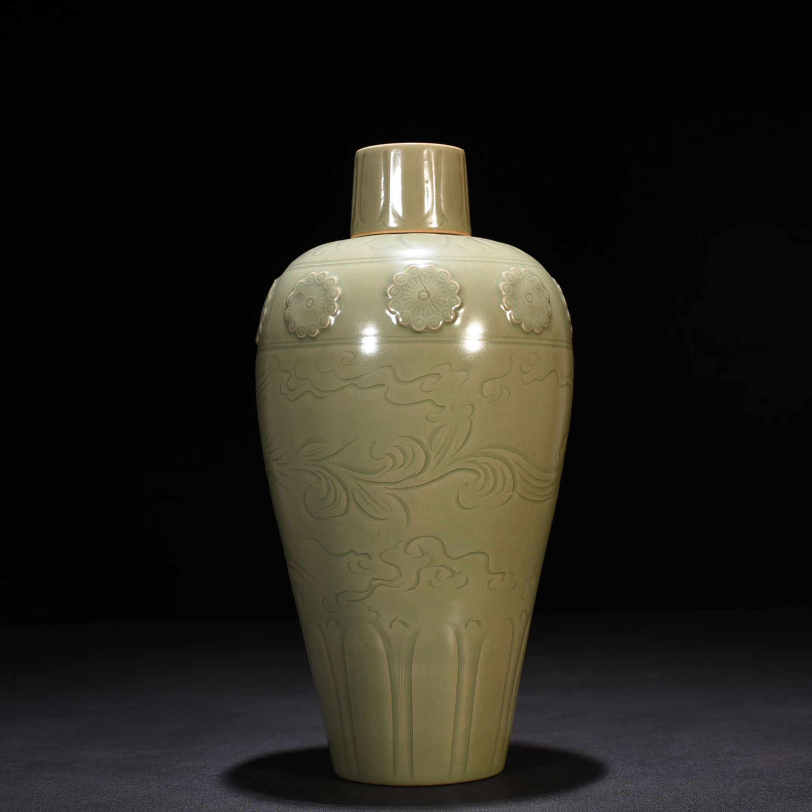 Chinese Yue kiln porcelain vase Song dynasty (1 of 7)