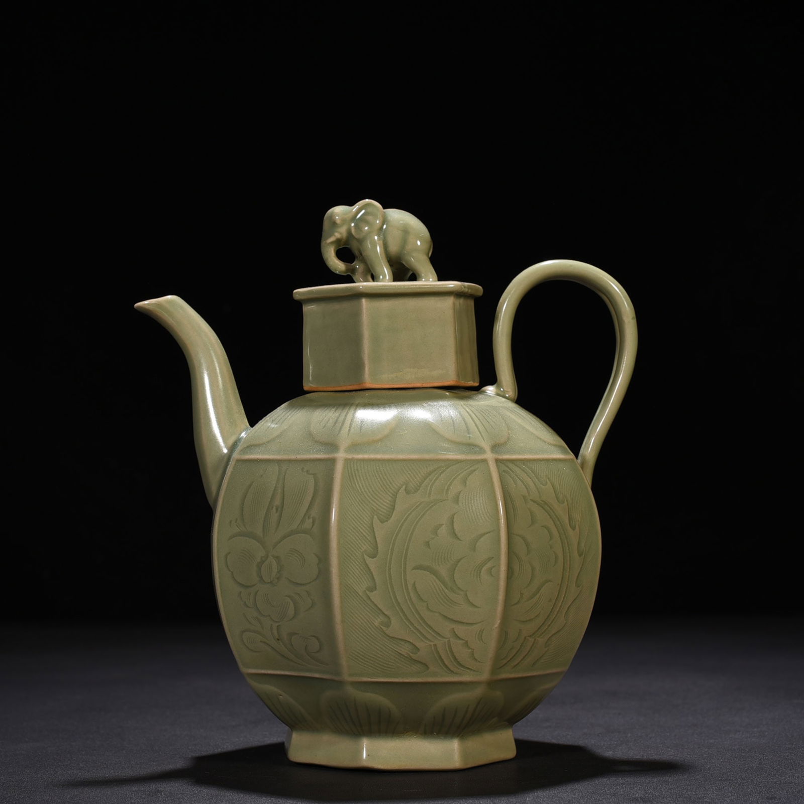 Chinese yue kiln porcelain pot Song dynasty: Size: Height 20 cm - Width 19 cm Materials: Porcelain Time Period: Song dynasty Manufactured Date: 10th-c Object: Chinese Antique ⛨ Purchase With Confidence ✔ Verified Auction House