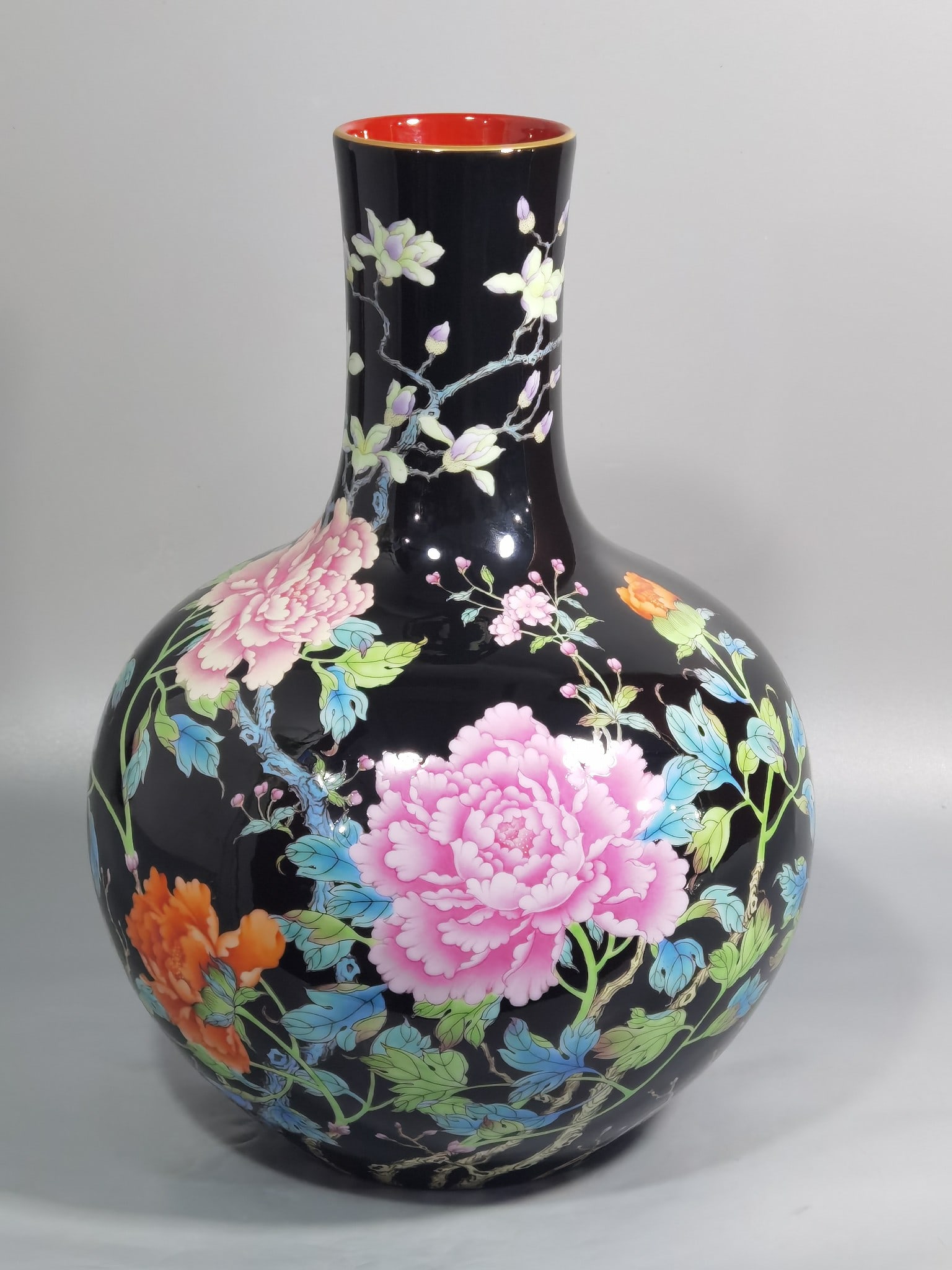 Qianlong period Qing Dynasty black ground pastel peony flower pattern celestial sphere vase: Size: Height 30.5 cm - Width 22 cm Materials: Porcelain Time Period: Qing dynasty Manufactured Date: Qianlong Mark & Period Object: Chinese Antique ⛨ Purchase With Confidence ✔ Veri