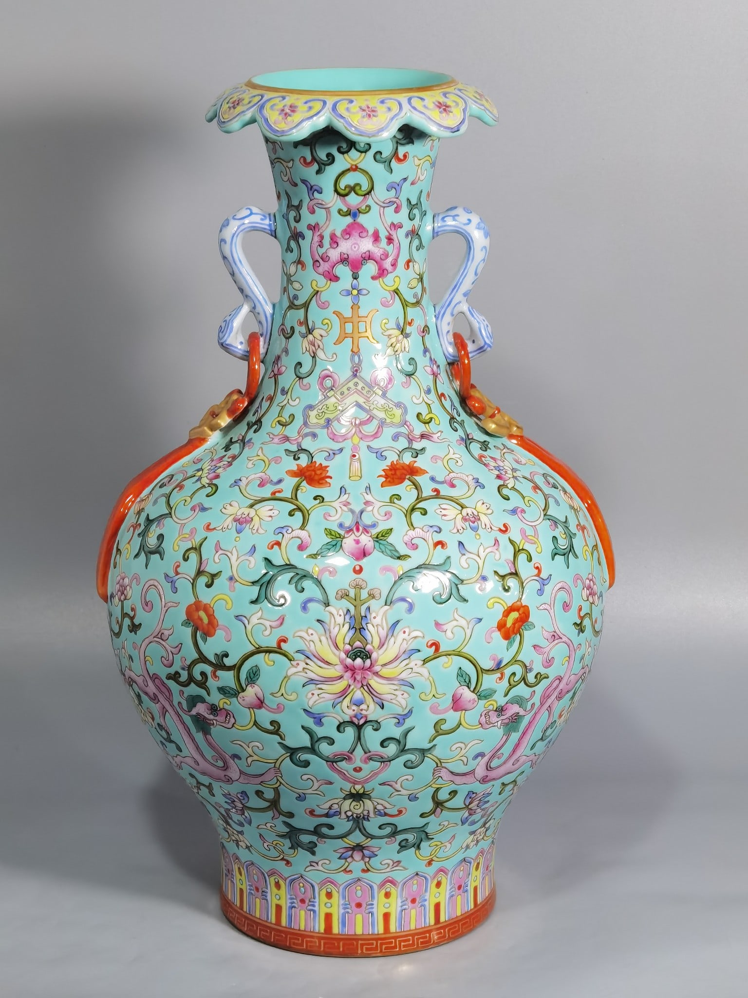 Chinese famille rose porcelain vase Qing dynasty Qianlong Mark & Period (1 of 9)