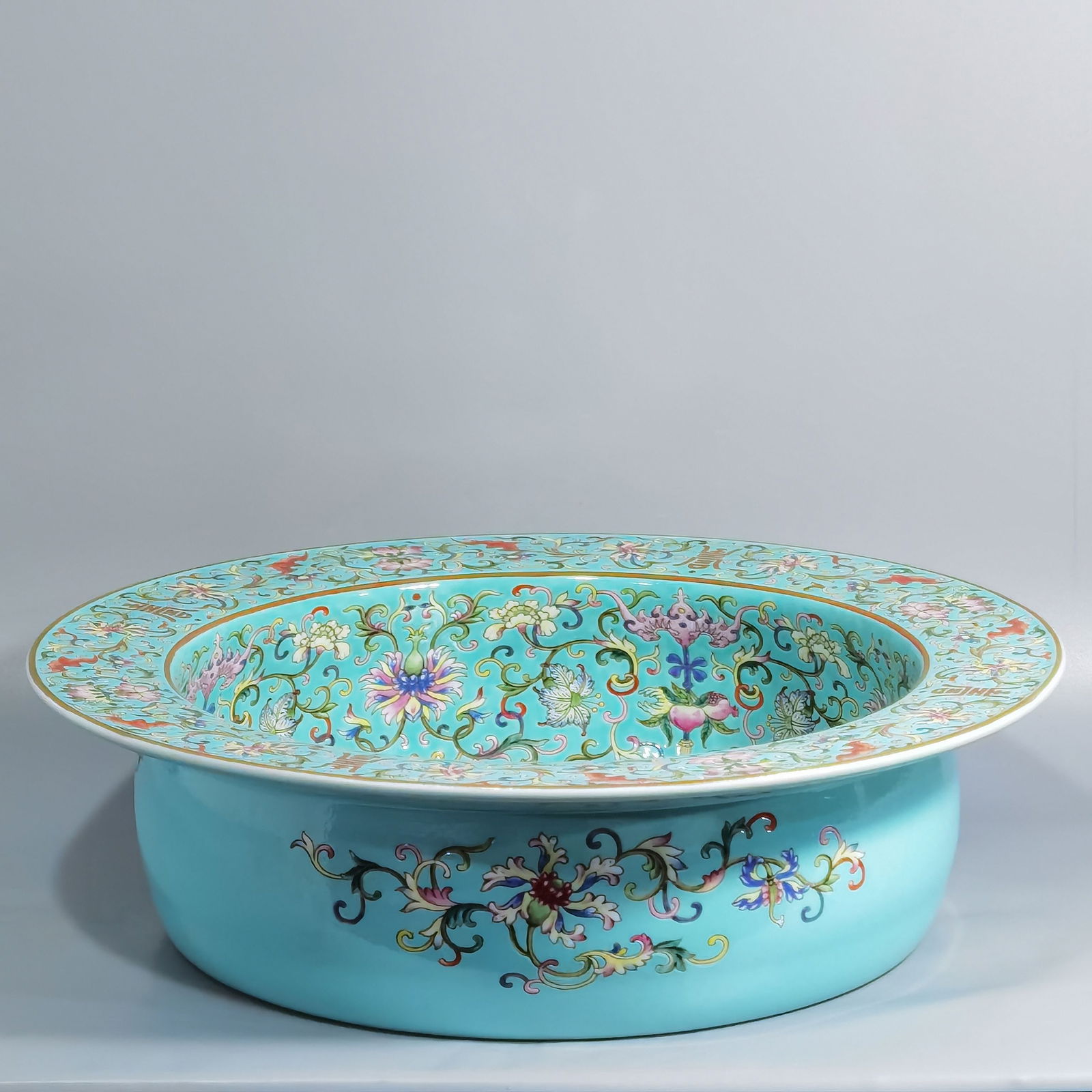 Qianlong Period Qing Dynasty emerald green ground pastel double happiness washer: Size: Width 40 cm - Height 11.2 cm Materials: Porcelain Time Period: Qing dynasty Manufactured Date: Qianlong Mark & Period Object: Chinese Antique ⛨ Purchase With Confidence ✔ Veri