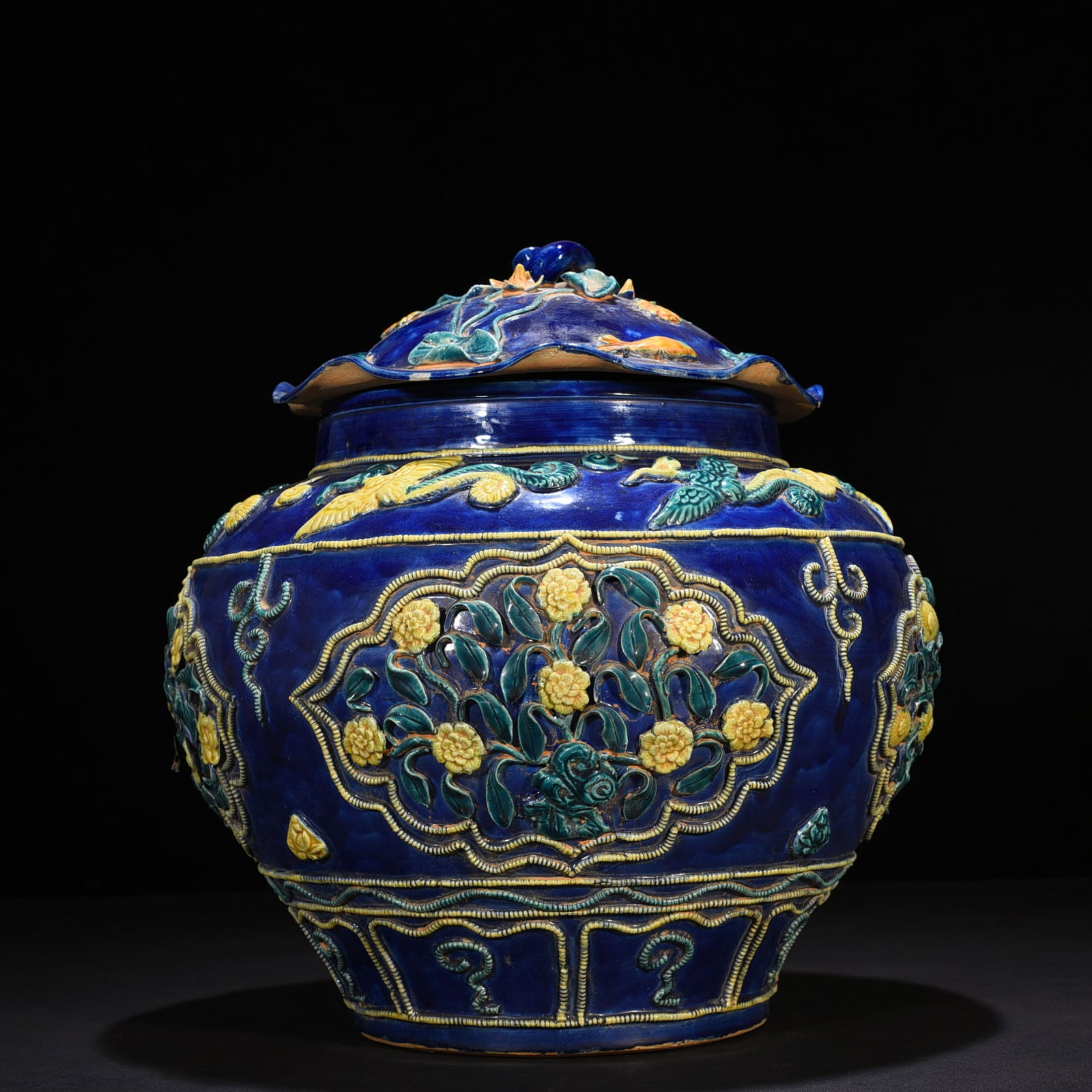 Yuan Dynasty Element three-color plastic-coated four-season flower pattern lotus leaf lid jar: Size: Height 36 cm - Width 33 cm Materials: Porcelain Time Period: Yuan dynasty Manufactured Date: 13th-c Period Object: Chinese Antique ⛨ Purchase With Confidence ✔ Verified Auctio