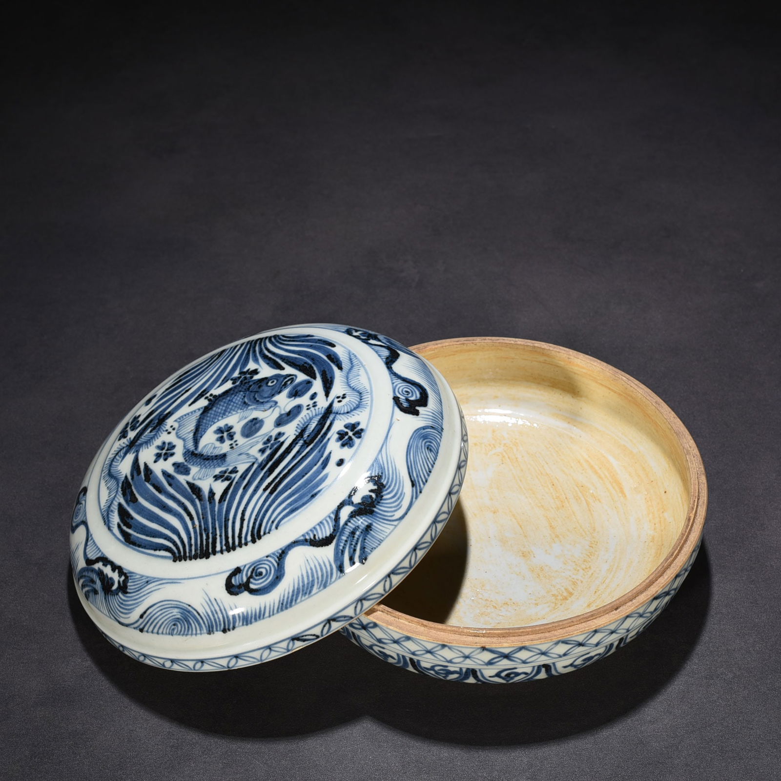 Yuan Dynasty blue and white fish and algae pattern fruit box (1 of 9)