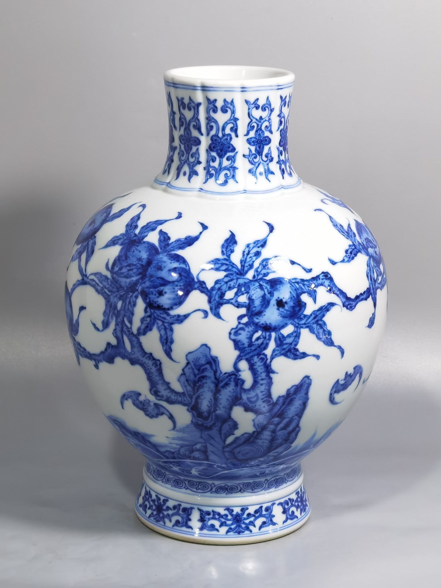 Qianlong period Qing Dynasty blue and white five bats and nine peach pattern vase: Size: Height 28 cm - Width 20 cm Materials: Porcelain Time Period: Qing dynasty Manufactured Date: Qianlong Mark & Period Object: Chinese Antique ⛨ Purchase With Confidence ✔ Verifi