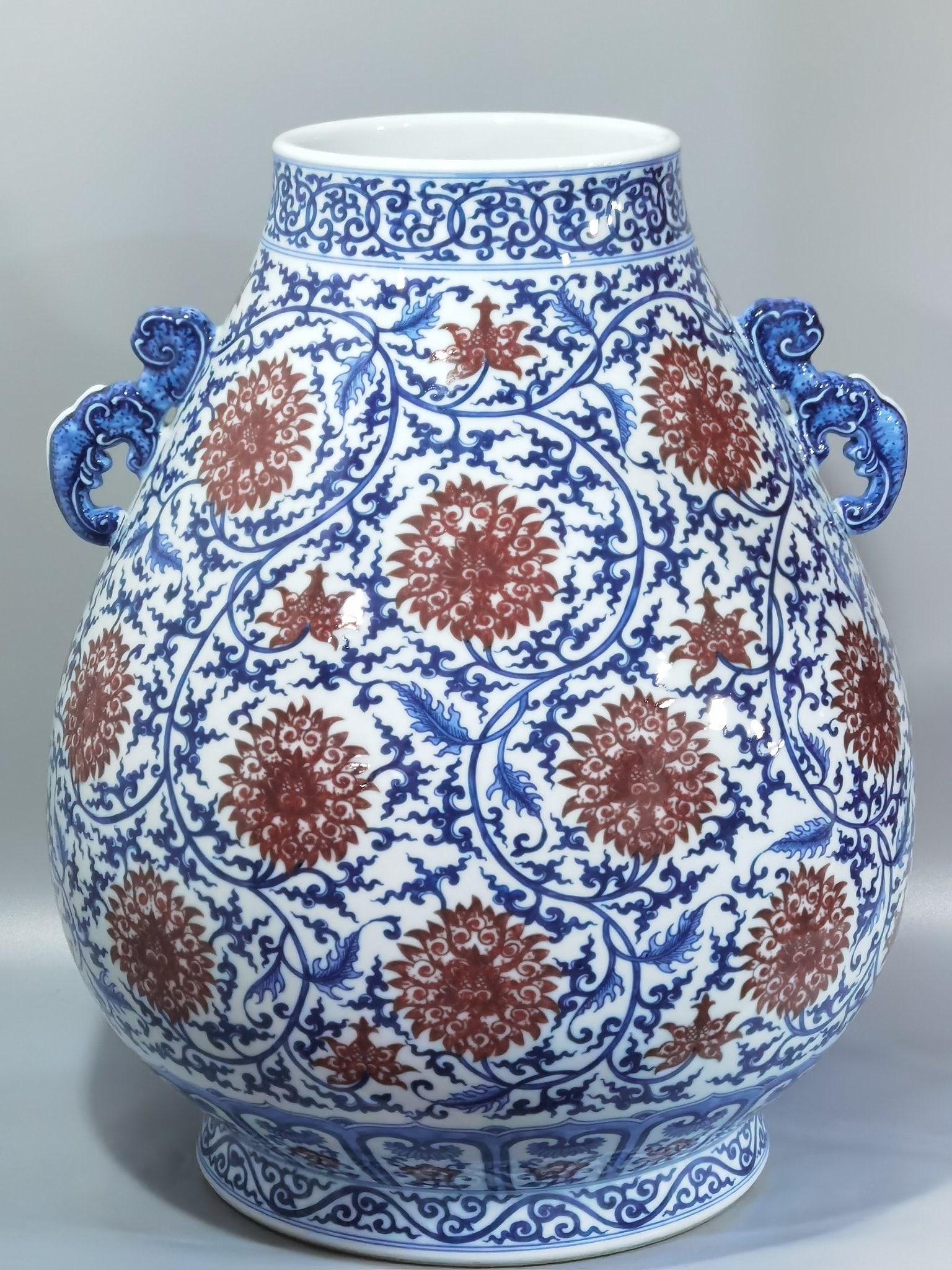 Qianlong period Qing Dynasty blue and white underglaze red lotus pattern Ruyi Ear Fu barrel: Size: Height 47.5 cm - Width 39 cm Materials: Porcelain Time Period: Qing dynasty Manufactured Date: Qianlong Mark & Period Object: Chinese Antique ⛨ Purchase With Confidence ✔ Veri