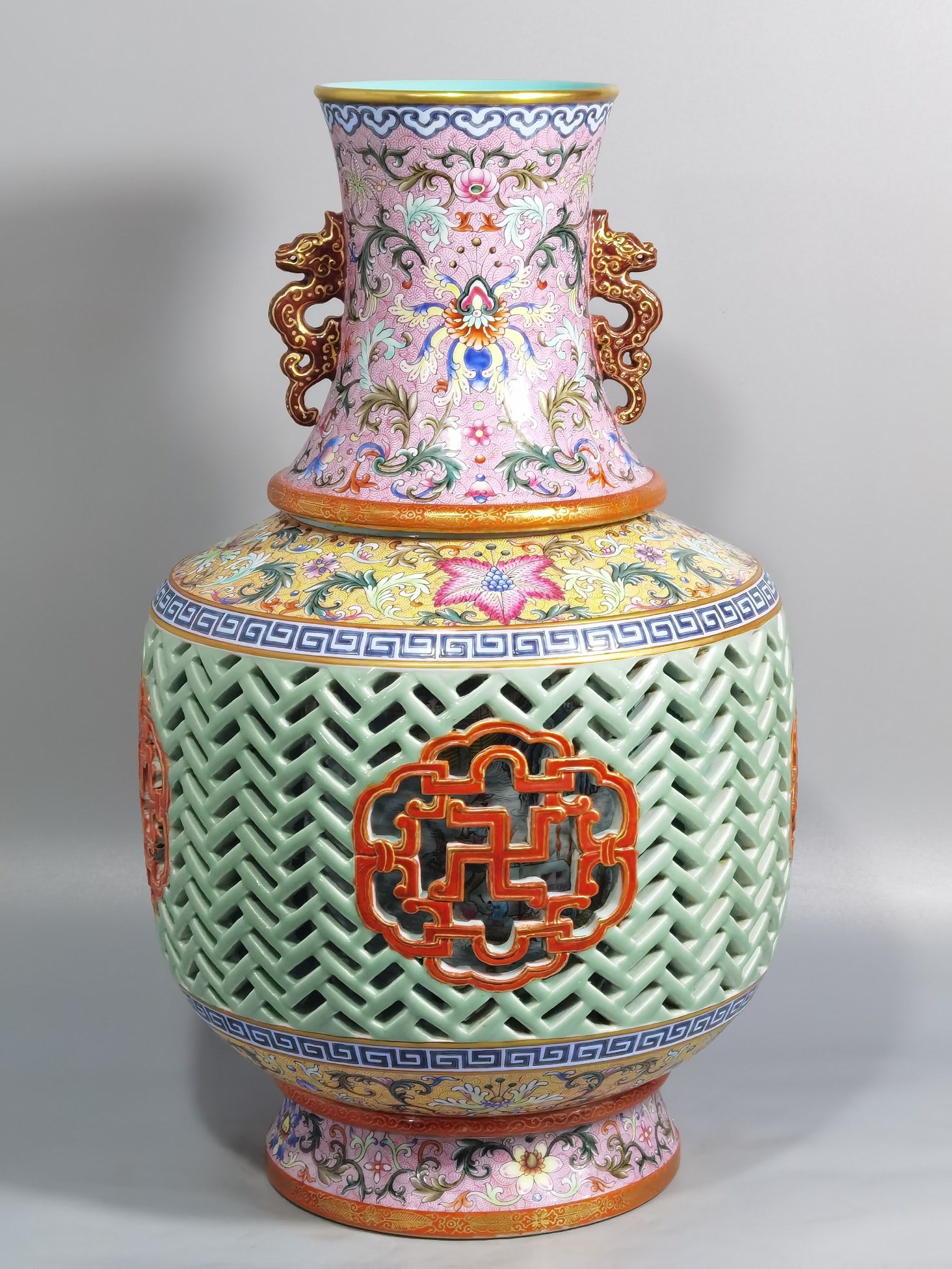 Qianlong period Qing Dynasty Yangcai hollow inner children racing dragon boats Vase (1 of 8)