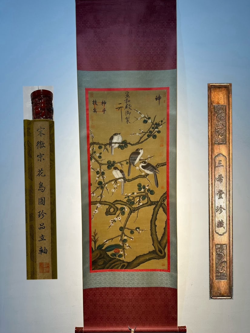Chinese scroll painting Song dynasty Emperor Huizong of Song: Size: Height 122 cm - Width 52 cm Materials: Silk Time Period: Song dynasty Manufactured by: Emperor Huizong of the Song Object: Chinese Antique A masterpiece silk painting of flowers and birds by Emp