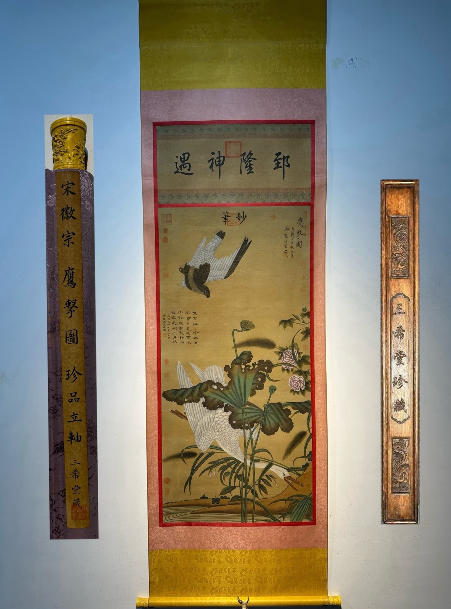 Chinese scroll painting Song dynasty Emperor Huizong of Song: Size: Height 172 cm - Width 67 cm Materials: Silk Time Period: Song dynasty Manufactured by: Emperor Huizong of the Song Object: Chinese Antique A masterpiece silk painting by Emperor Huizong of the S
