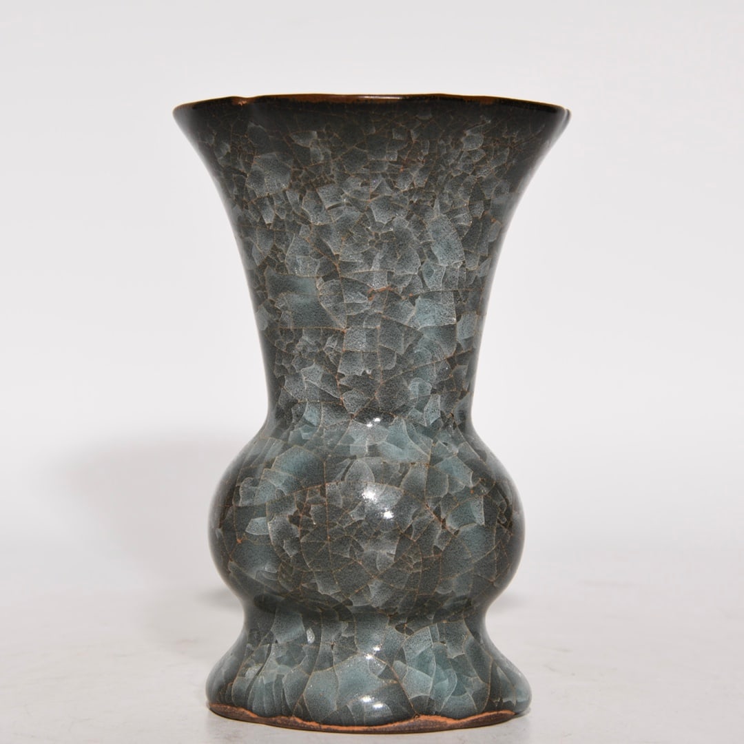 Chinese guan kiln porcelain vase Song dynasty (1 of 9)