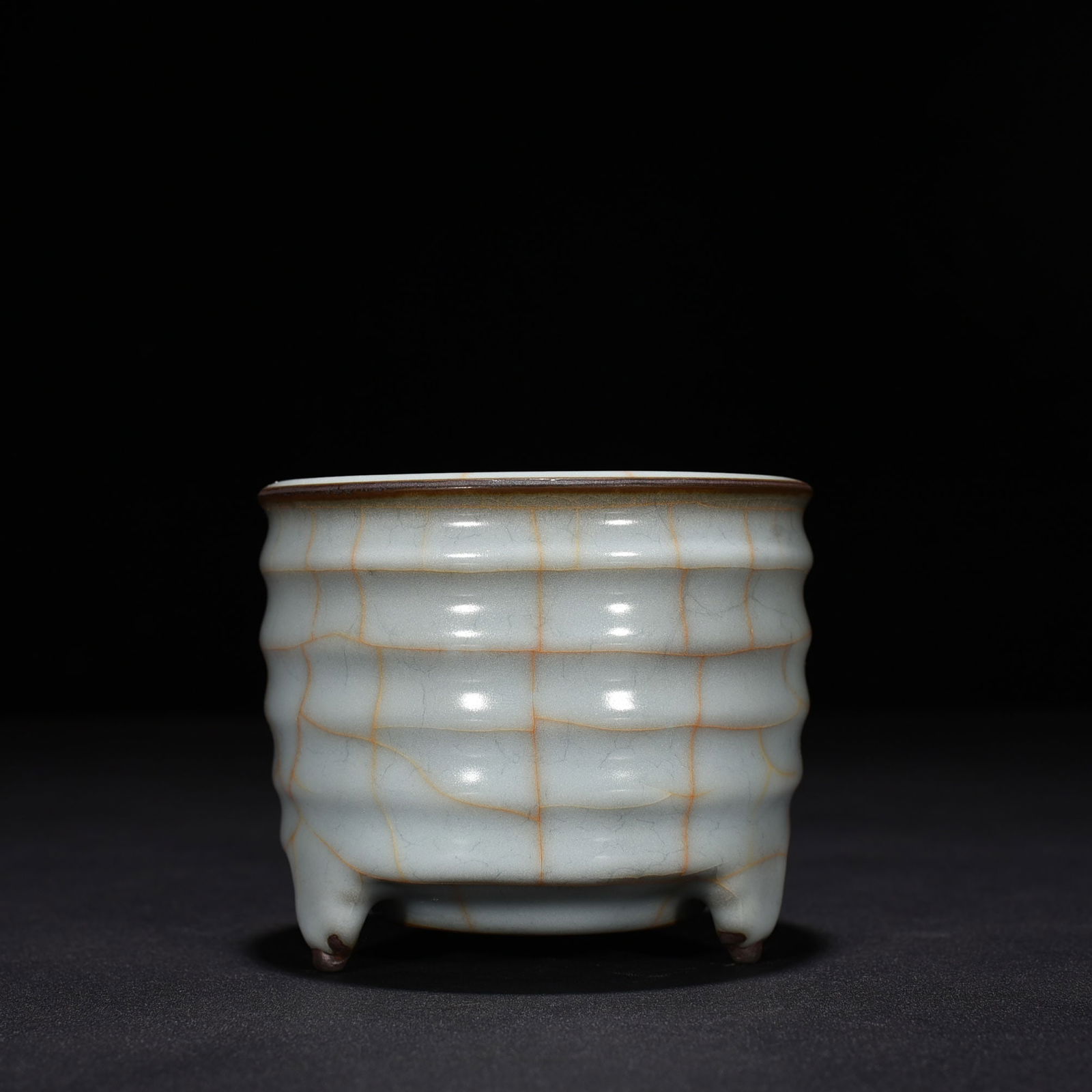 Song Dynasty official kiln moon white glaze dazzling pattern burial furnace (1 of 5)