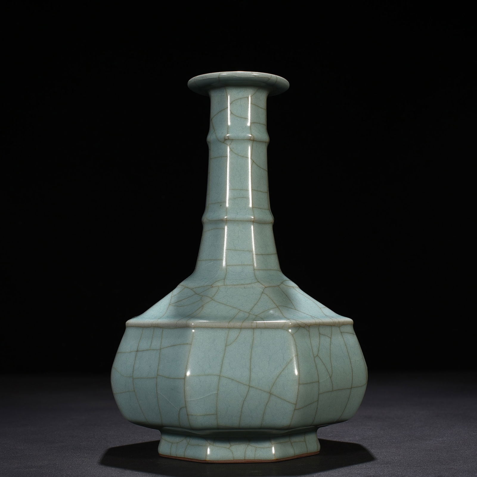 Song Dynasty official kiln celadon dazzling pattern octagonal plate mouth vase (1 of 9)