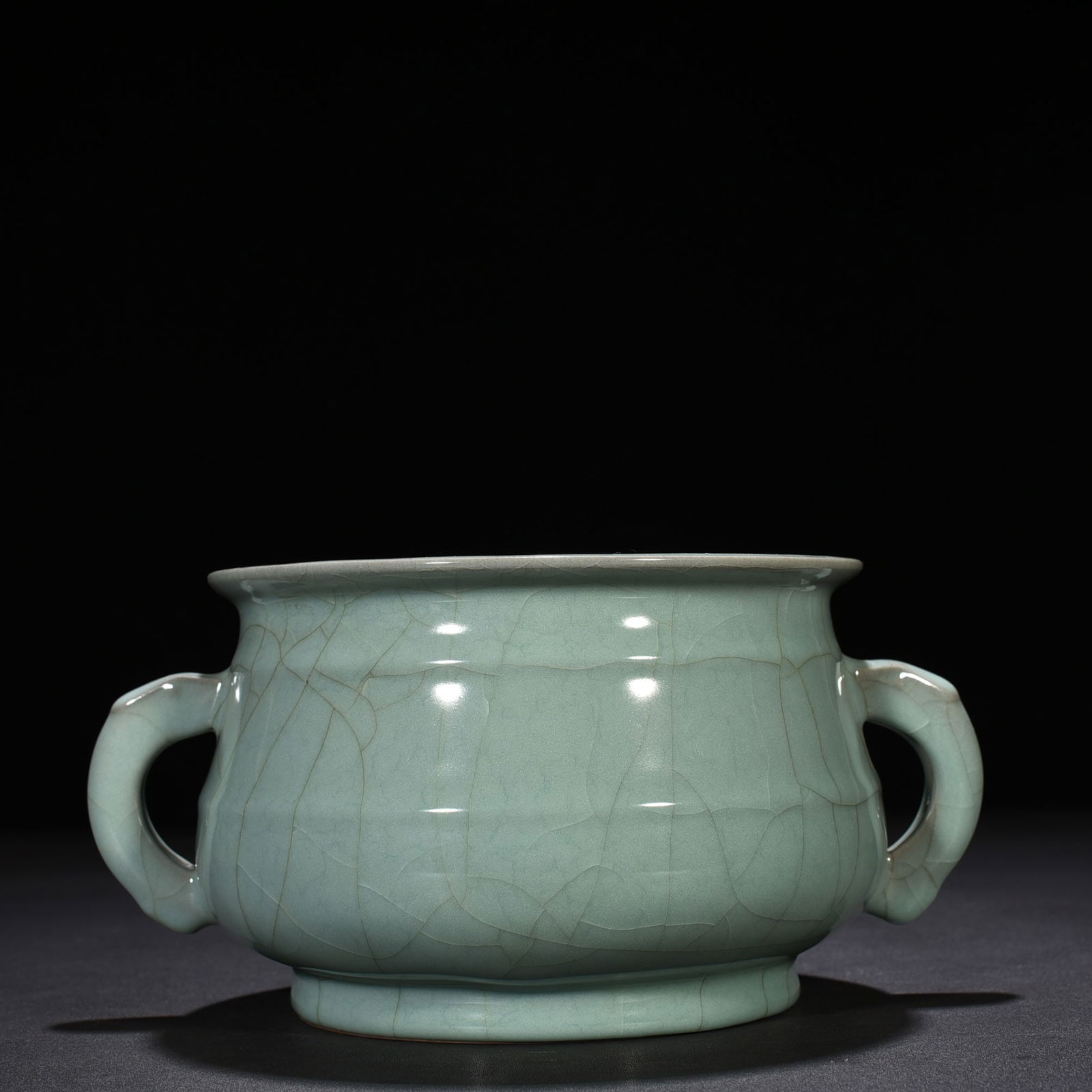 Song Dynasty official kiln celadon-glazed Gui-style furnace (1 of 8)