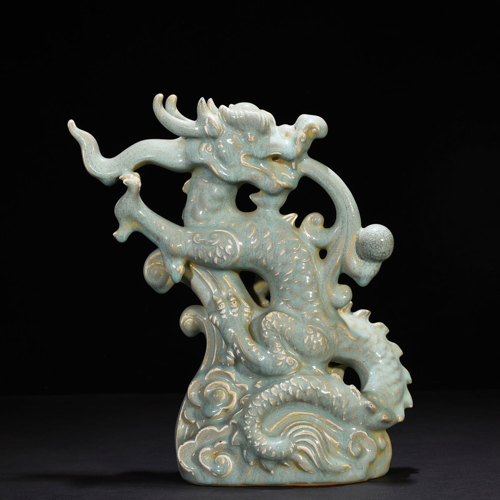 Song Dynasty Ru kiln azure glaze Yunlong (1 of 8)
