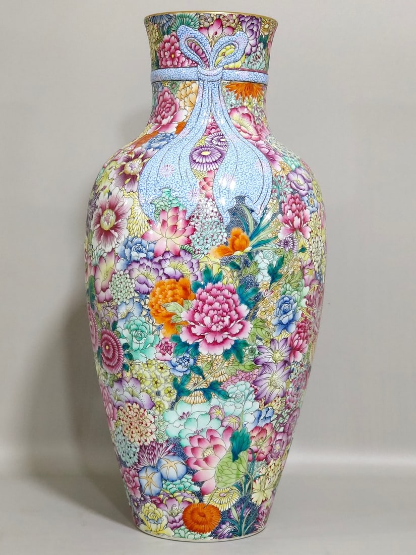 Thousand-flower ribbon vase from the Qianlong period of the Qing Dynasty (1 of 8)