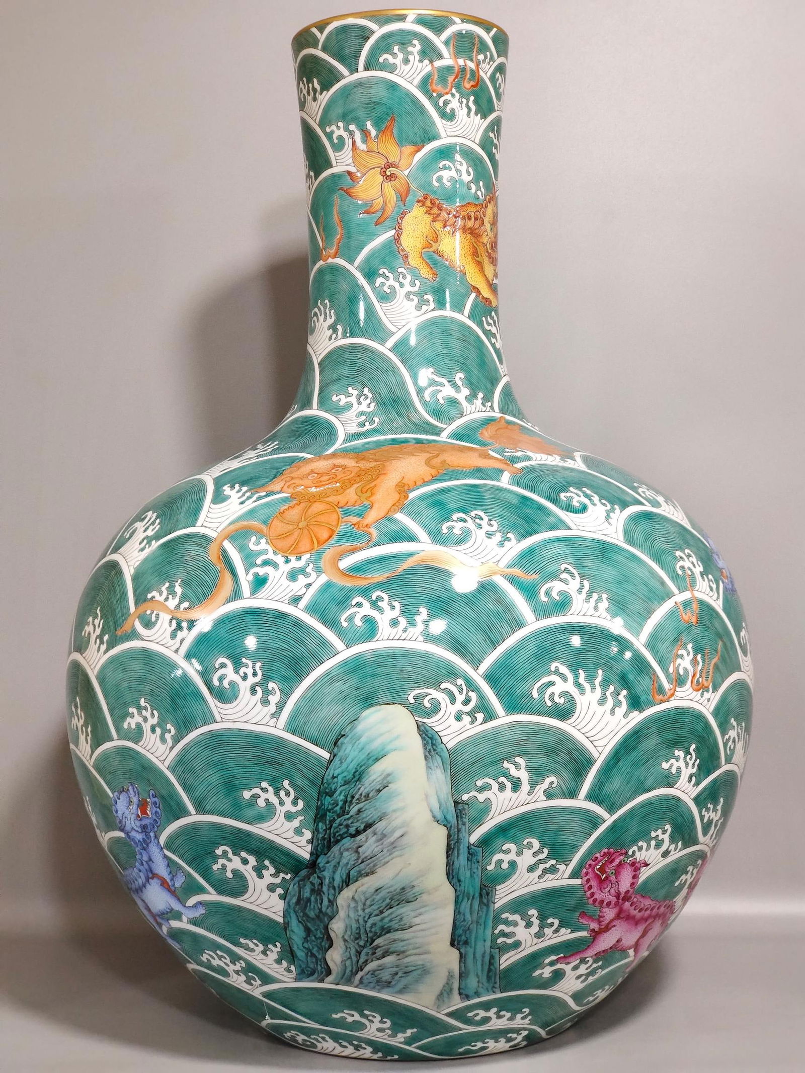 The Qianlong Emperor's Everything Goes Wishful Celestial Ball Vase in the Qing Dynasty: Size: Height 56 cm - Width 37 cm Materials: Porcelain Time Period: Qing dynasty Manufactured Date: Qianlong Mark & Period Object: Chinese Antique ⛨ Purchase With Confidence ✔ Verifi