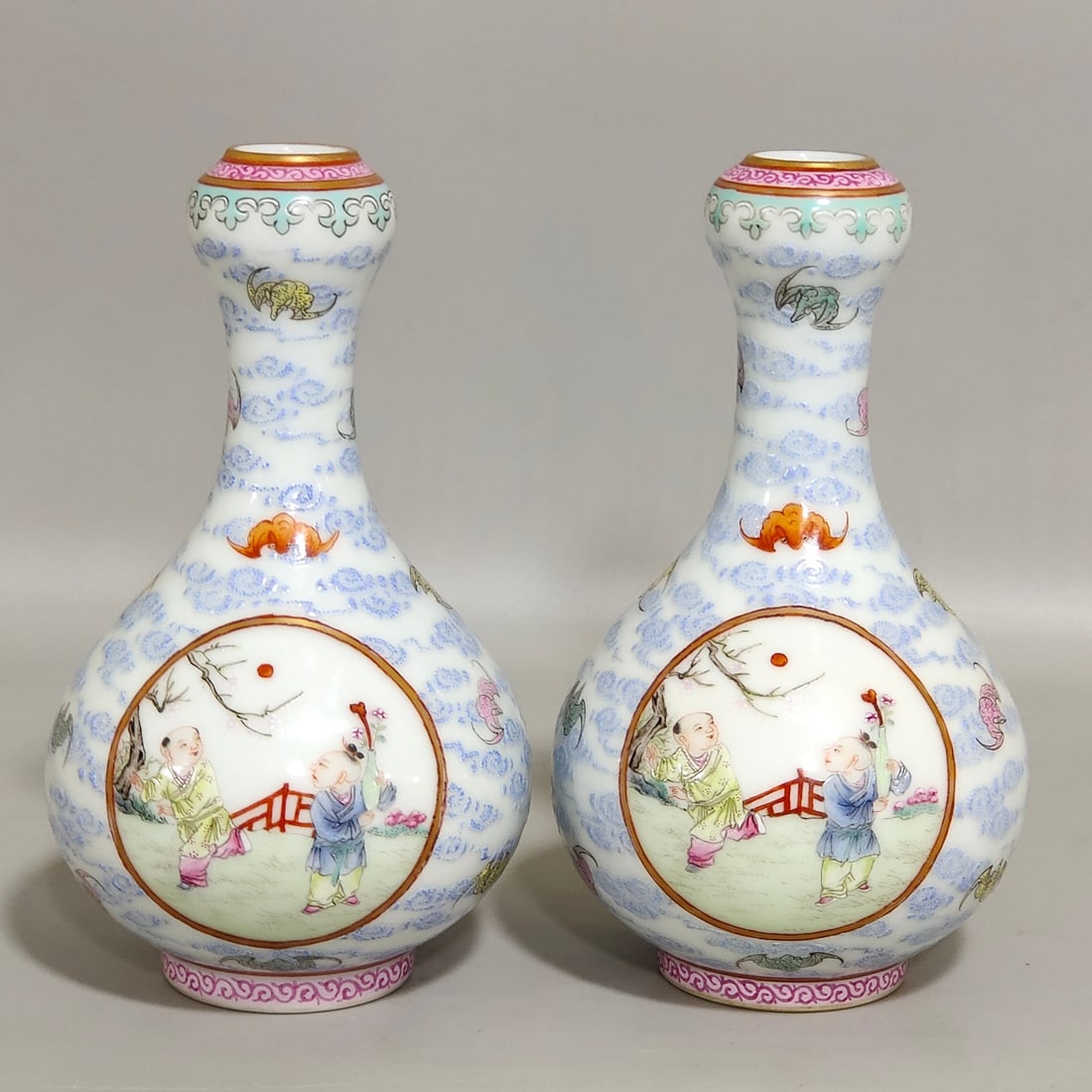 Qing Dynasty Qianlong Yunfu window boy's garlic vase pair: Size: Height 11.2 cm - Width 7 cm Materials: Porcelain Time Period: Qing dynasty Manufactured Date: Qianlong Mark & Period Object: Chinese Antique ⛨ Purchase With Confidence ✔ Verif