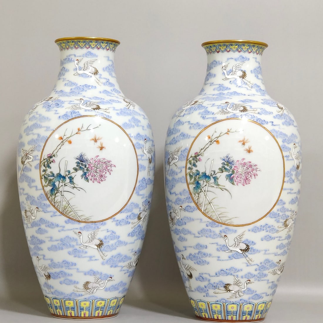 A window-opening flower vase with clouds and cranes from the Qianlong period of the Qing Dynasty: Size: Height 27.5 cm - Width 13 cm Materials: Porcelain Time Period: Qing dynasty Manufactured Date: Qianlong Mark & Period Object: Chinese Antique ⛨ Purchase With Confidence ✔ Veri