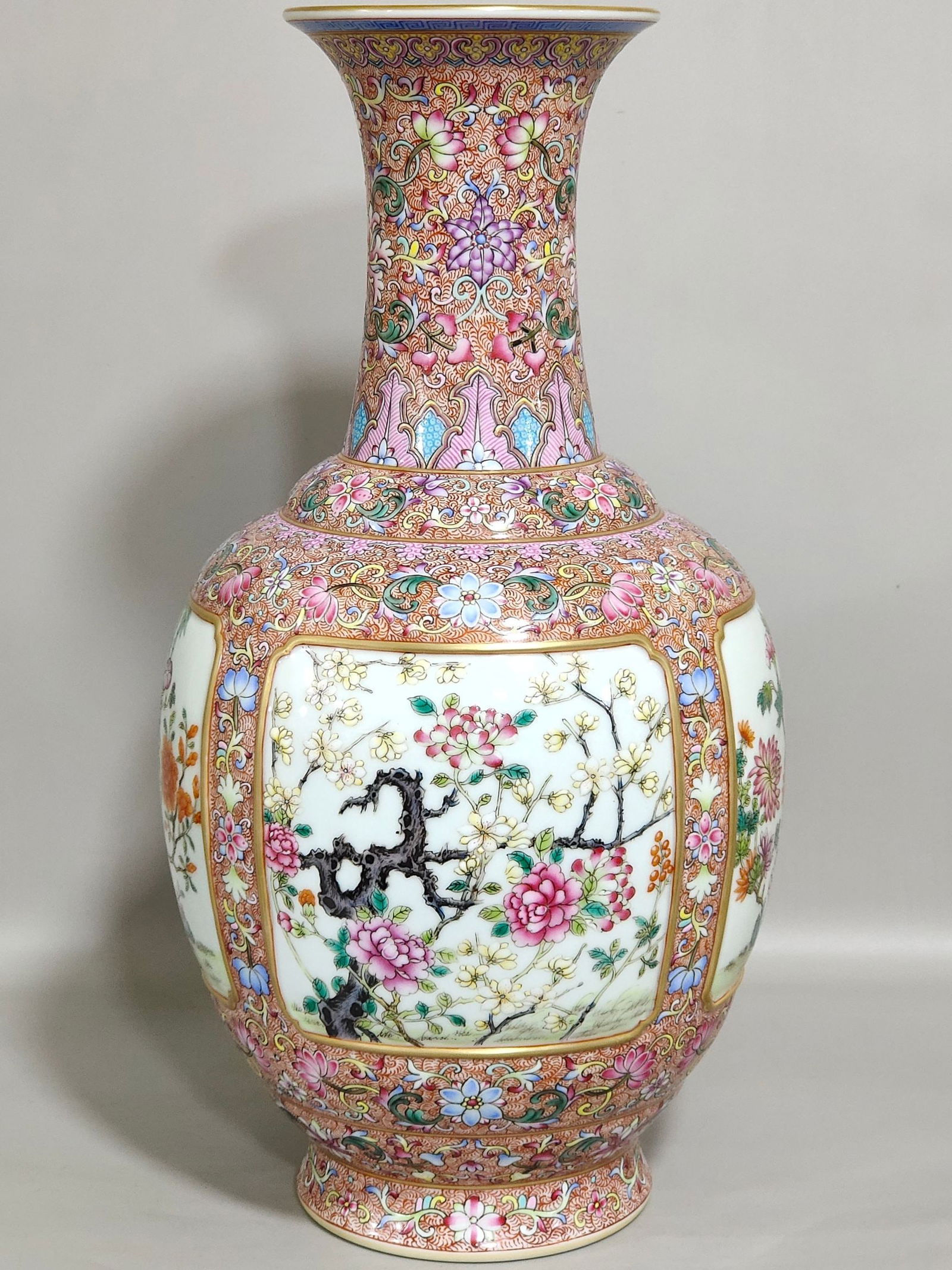 Qianlong period Qing Dynasty four-season flower vase with an open window (1 of 8)