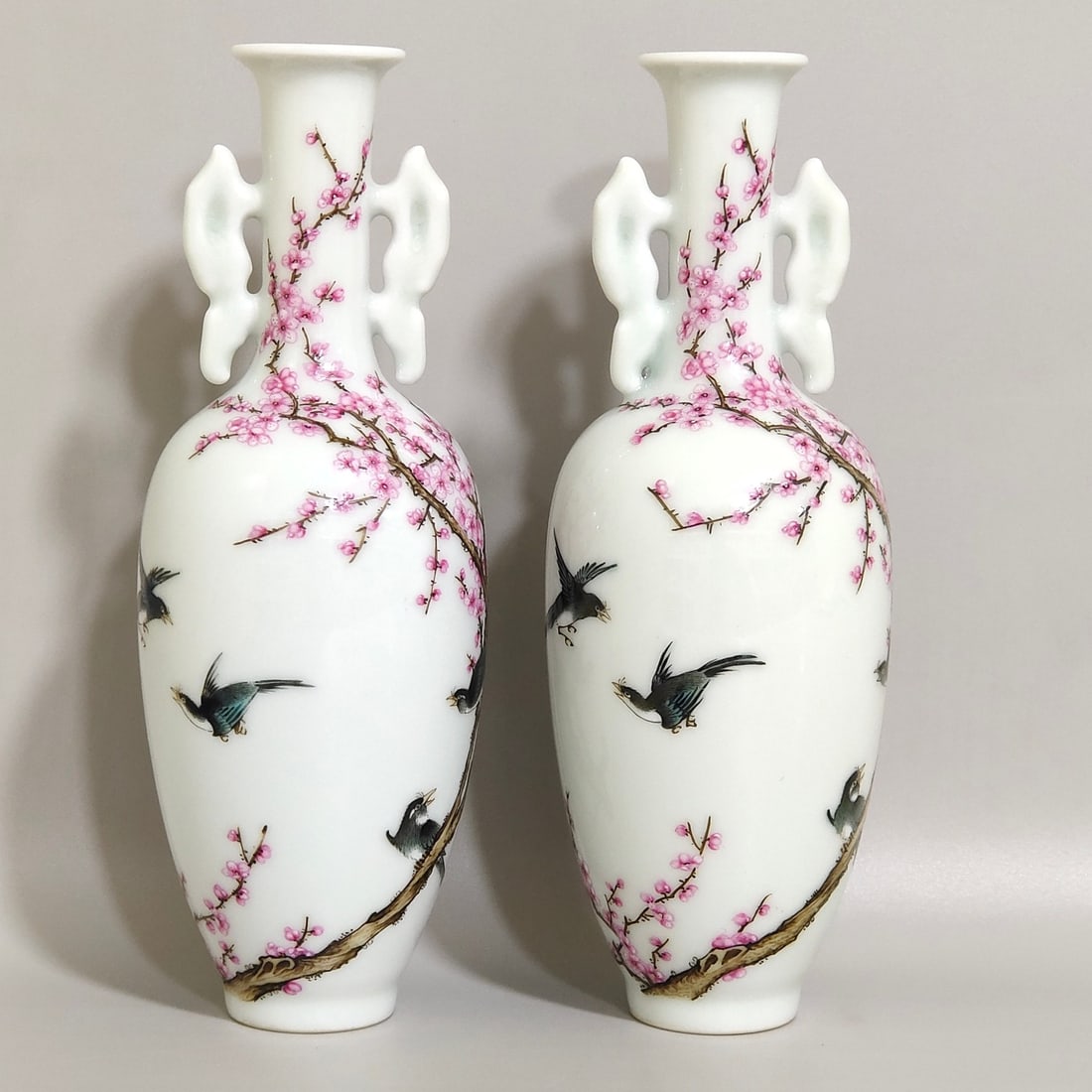 Qing Dynasty Qianlong's Xishangmeibiao amphorae (1 of 9)