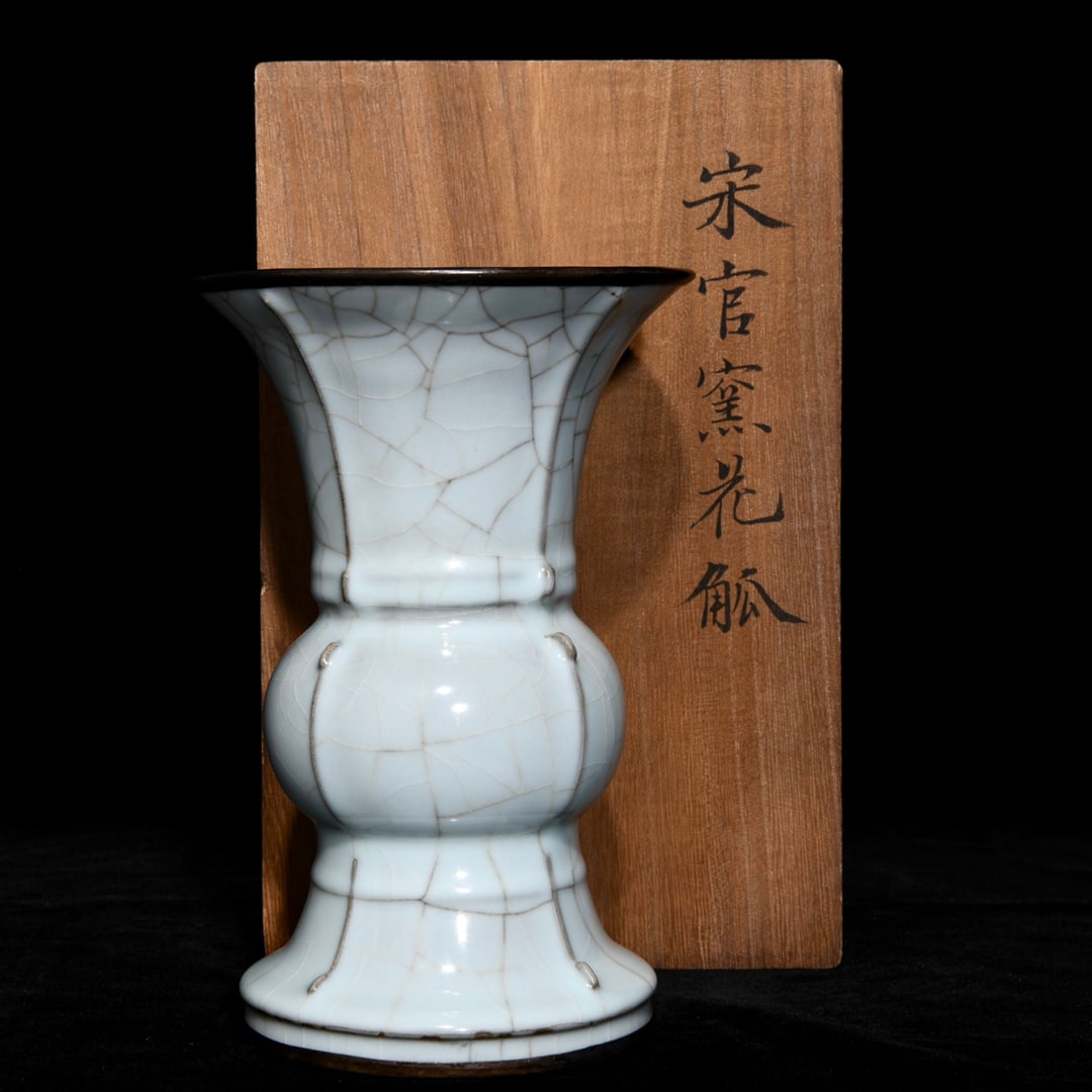 Chinese official kiln porcelain vase Song dynasty (1 of 9)