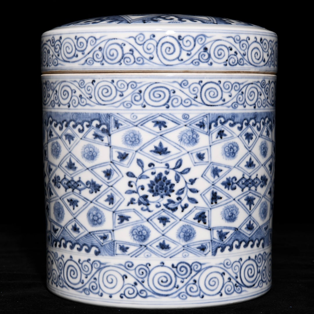 Ming Xuande blue and white flower porcelain lid jar (1 of 9)