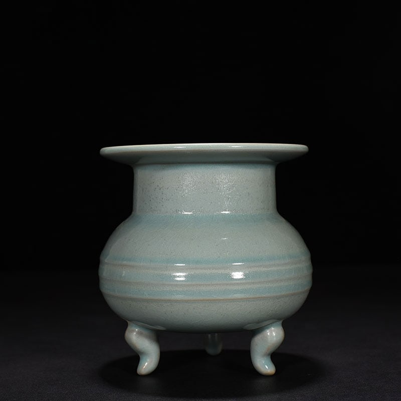 Song Dynasty Ru kiln azure glaze dazzling pattern three-legged furnace (1 of 9)