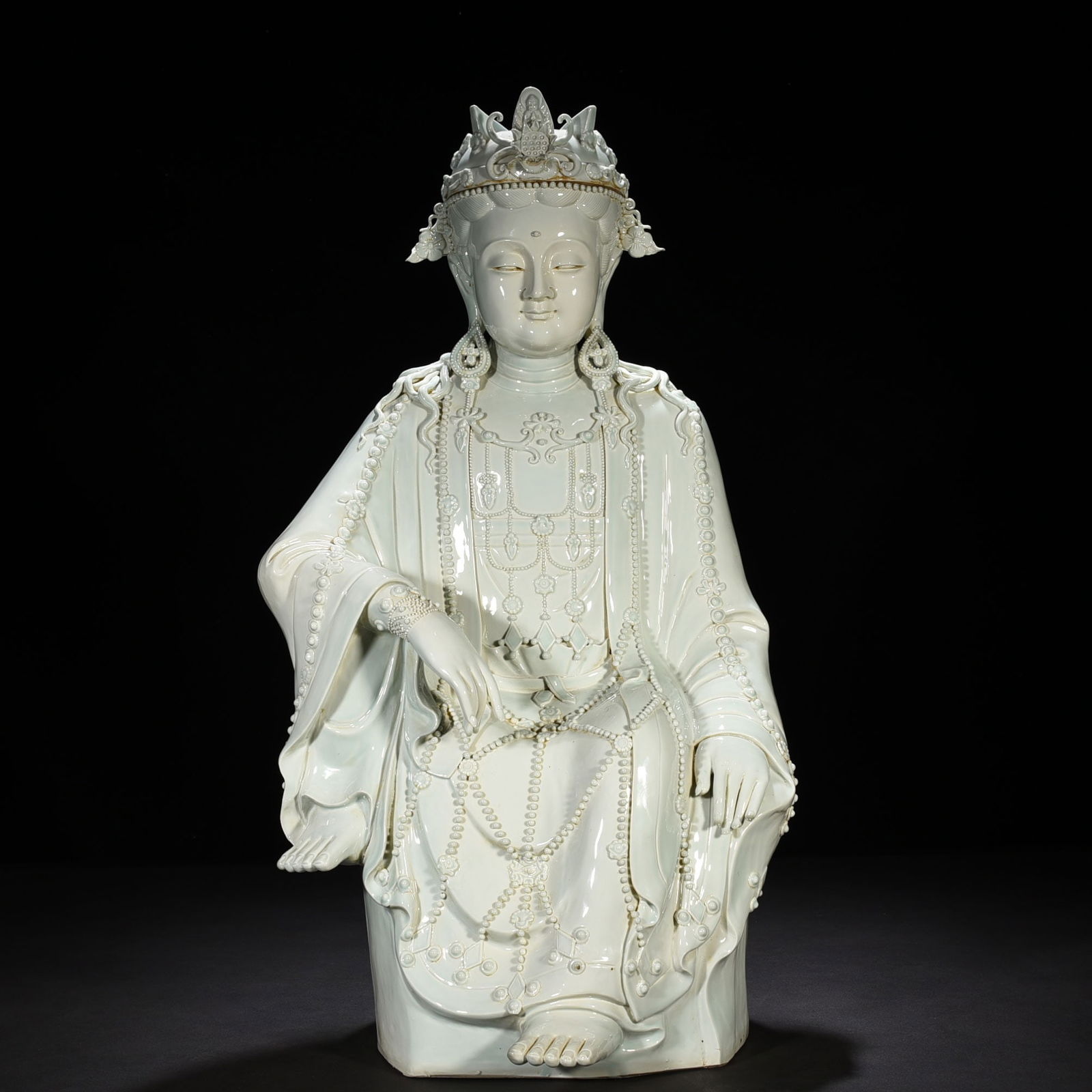 Song dynasty Hutian Kiln Shadow Celadon Guanyin (1 of 9)
