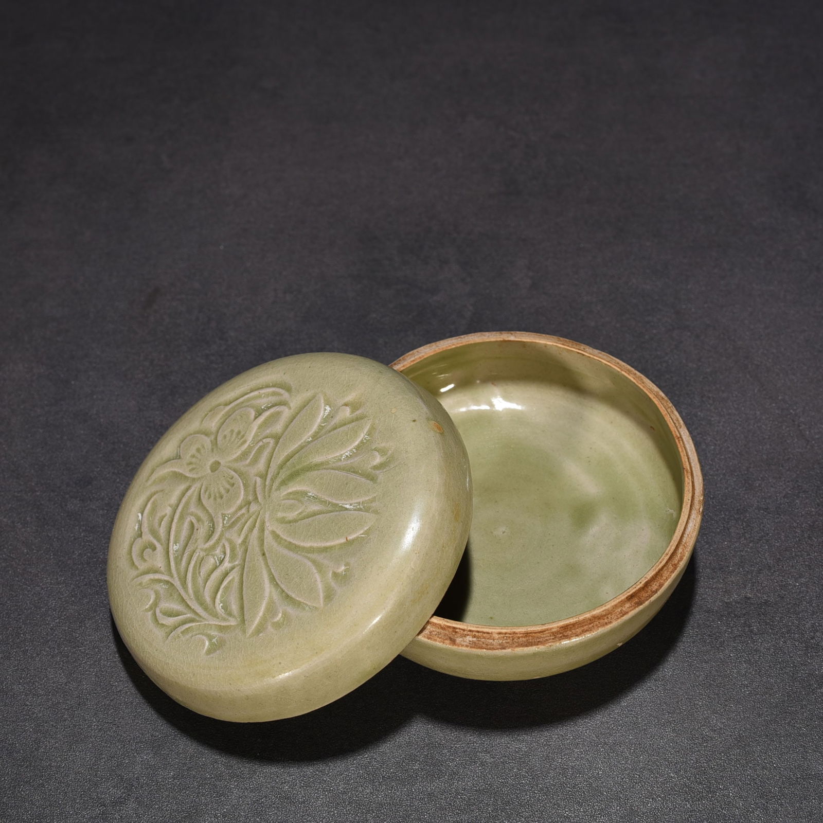 Song dynasty Yaozhou kiln-engraved flower pattern powder box (1 of 6)