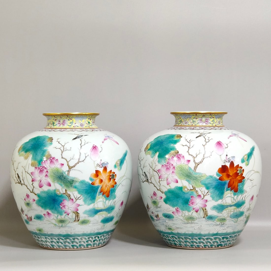 A lotus pond erotic jar from the Qianlong period of the Qing Dynasty (1 of 9)