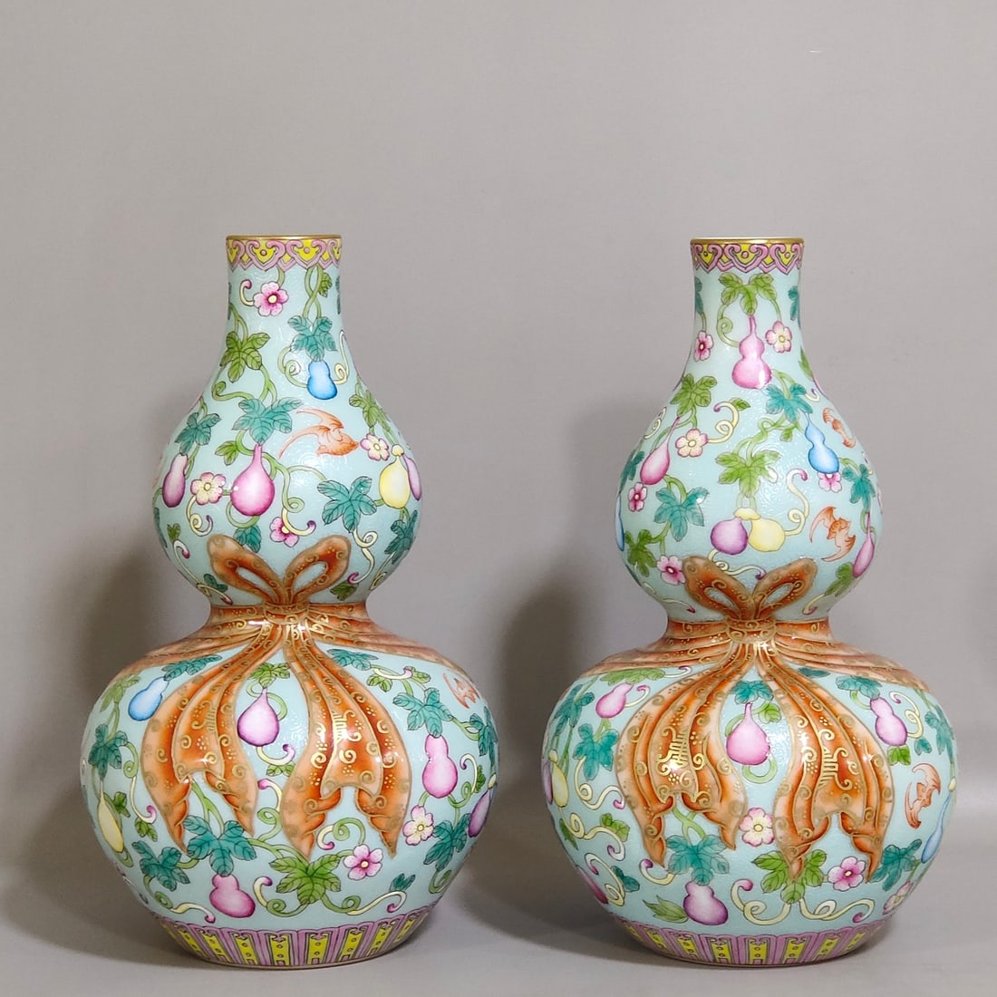 Qing Dynasty Qianlong turquoise green zhaodaoziduofu gourd bottle with ribbons: Size: Height 20 cm - Width 11.5 cm Materials: Porcelain Time Period: Qing dynasty Manufactured Date: Qianlong Mark & Period Object: Chinese Antique ⛨ Purchase With Confidence ✔ Veri