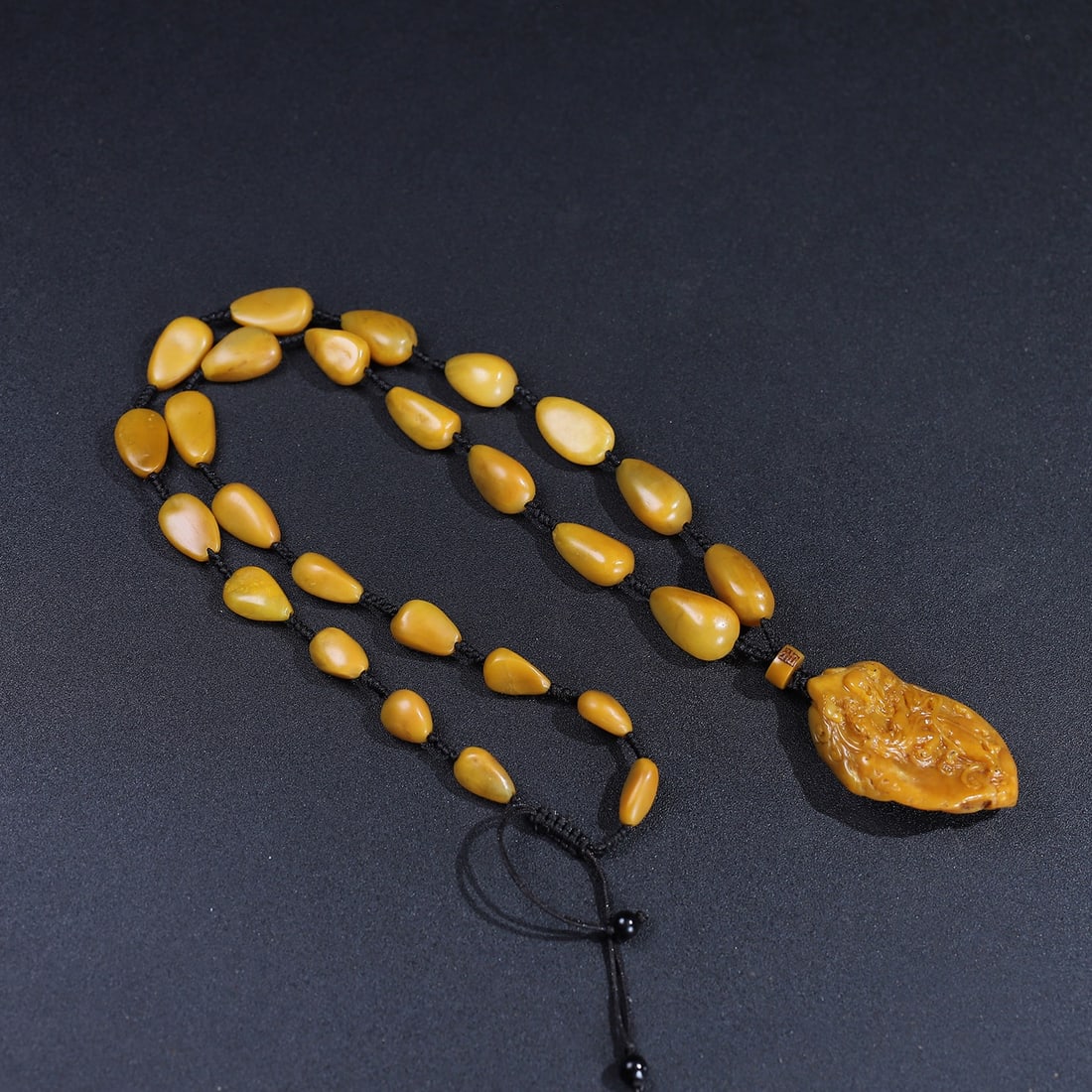 Chinese natural shoushan stone carved necklace Qing dynasty: Size Pendent: Height 5 cm - Width 3.5 cm Materials: Natural Shoushan stone Time Period: Qing dynasty Manufactured Date: Qianlong Period Object: Chinese Antique ⛨ Purchase With Confidence &