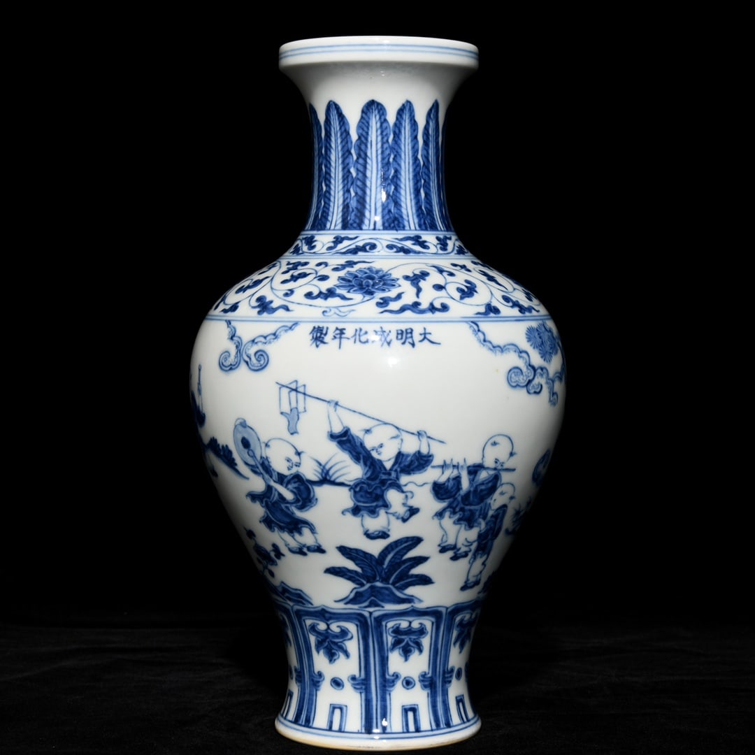 Chinese blue and white porcelain vase Ming dynasty Xuande Mark & Period: Size: Height 28.3 cm - Width 16 cm Materials: Porcelain Time Period: Ming dynasty Manufactured Date: Xuande Mark & Period Object: Chinese Antique ⛨ Purchase With Confidence ✔ Verifi