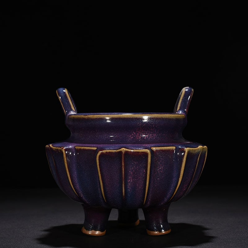 Song Dynasty Jun kiln rose purple glaze scraping three-legged furnace (1 of 8)