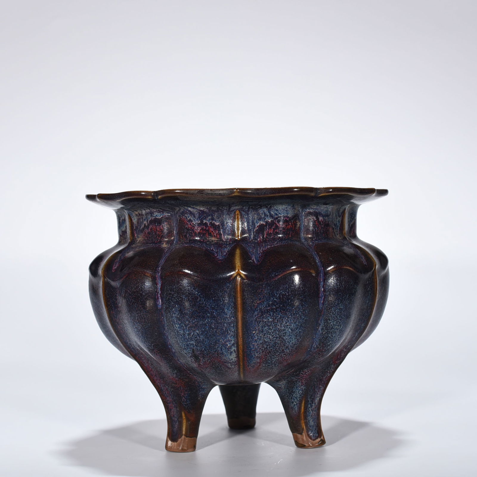 Song Dynasty Jun kiln rose purple glaze scraping three-legged furnace (1 of 9)