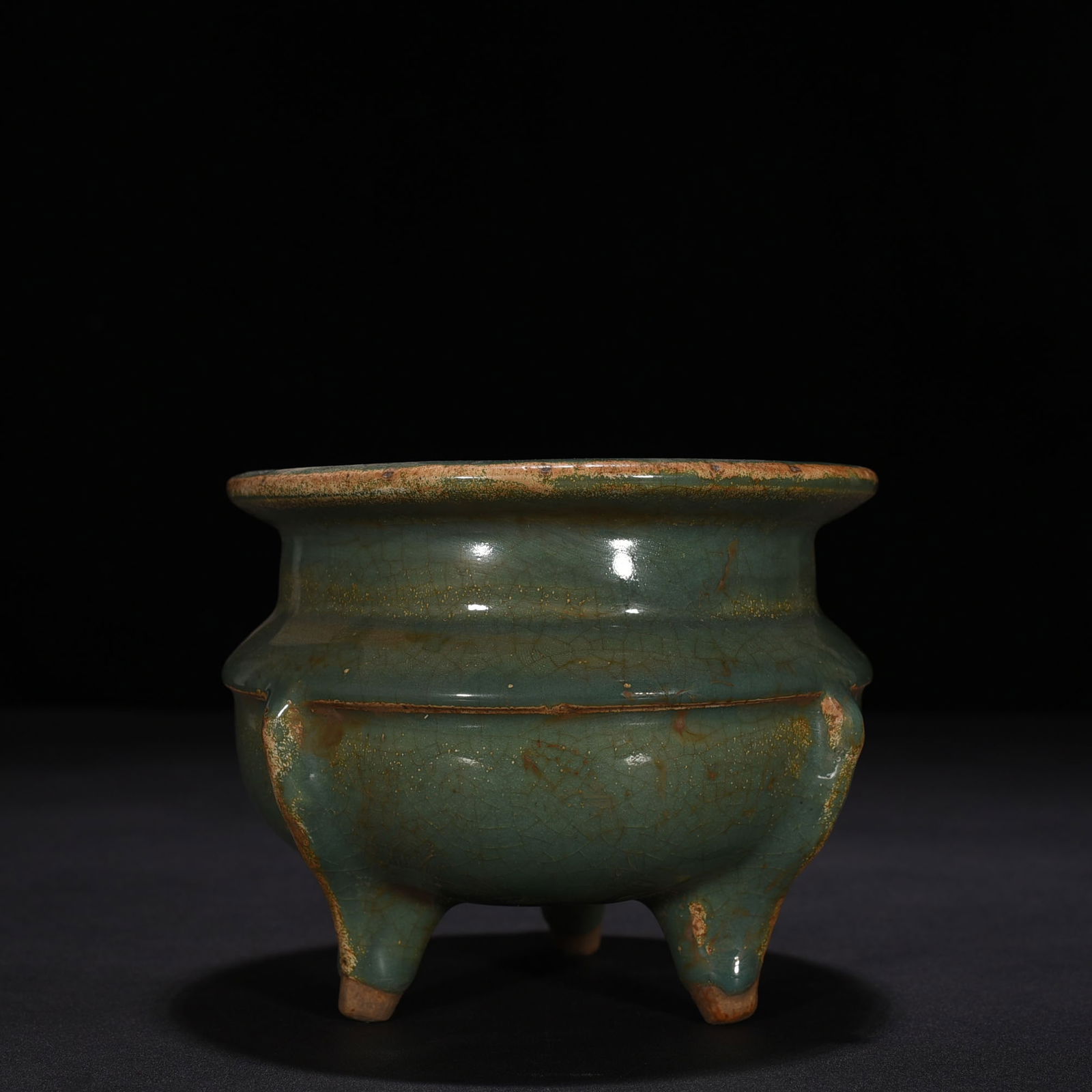 Song Dynasty Longquan kiln plum green glaze Li furnace (1 of 7)