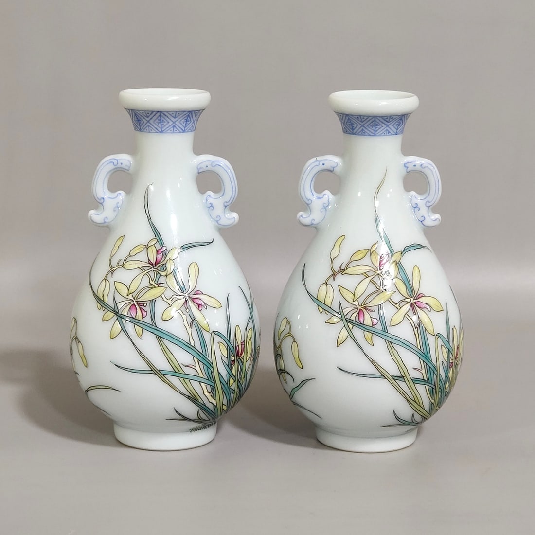 Chinese famille rose porcelain vase pair Qing dynasty Qianlong Mark & Period: Size: Height 9.8 cm - Width 5.5 cm Materials: Porcelain Time Period: Qing dynasty Manufactured Date: Qianlong Mark & Period Object: Chinese Antique ⛨ Purchase With Confidence ✔ Veri
