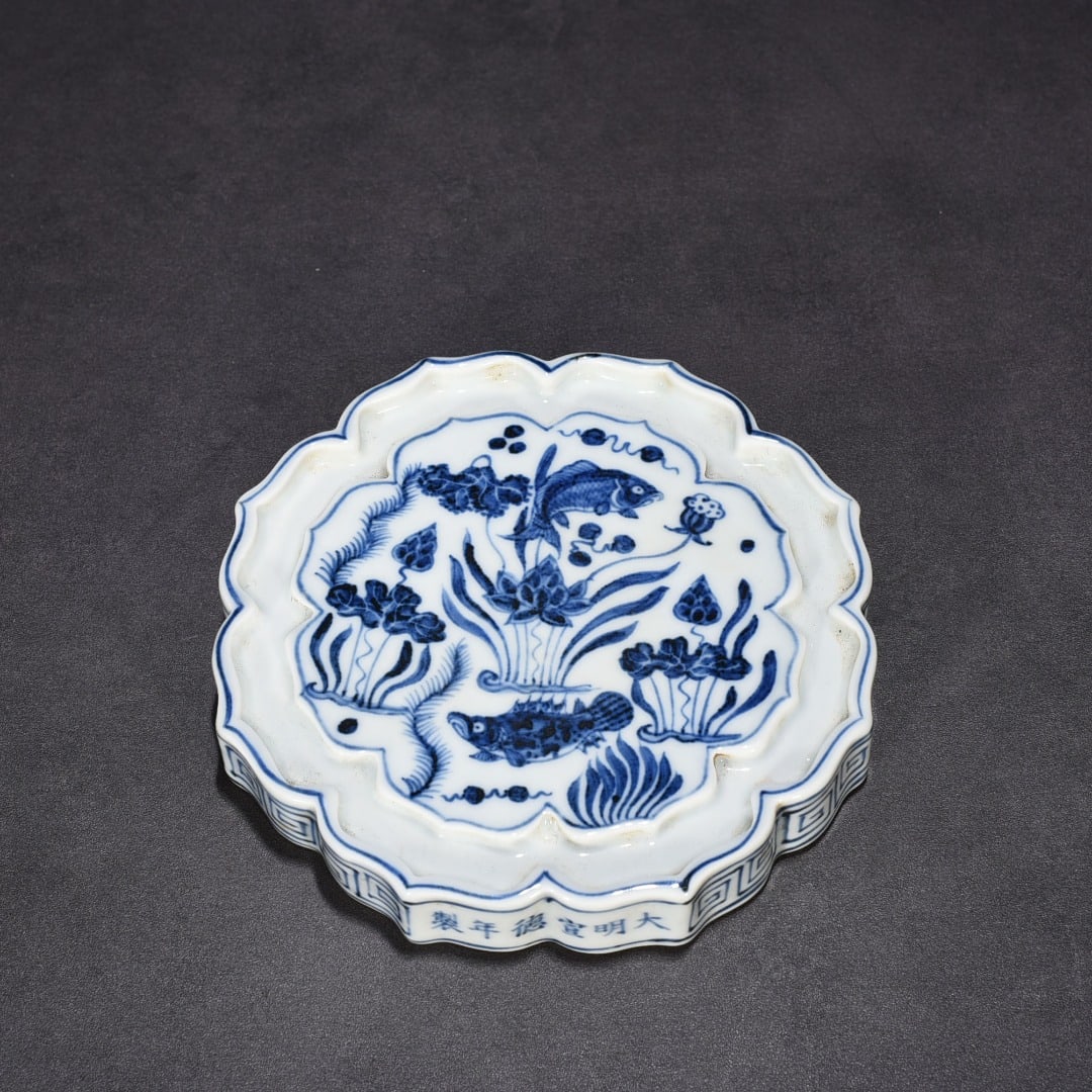 Ming Dynasty Xuande blue and white fish and algae porcelain kettle (1 of 8)