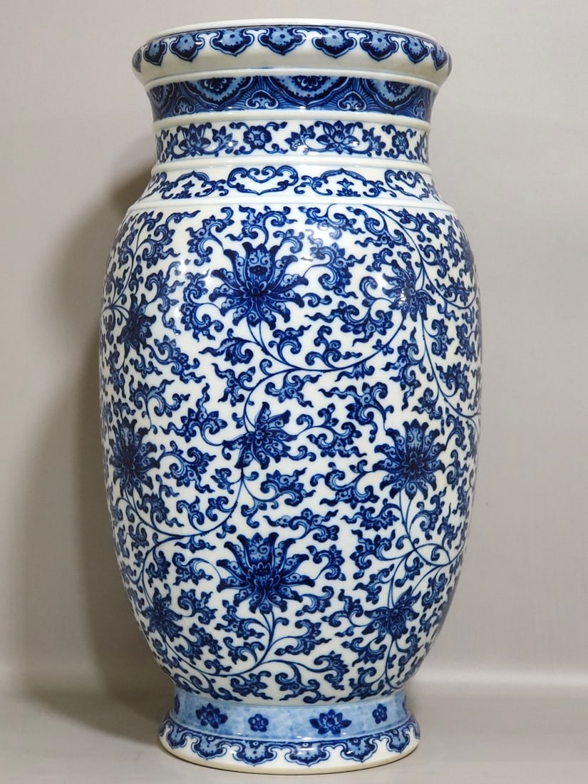 Chinese blue and white porcelain vase Qing dynasty Qianlong Period (1 of 9)