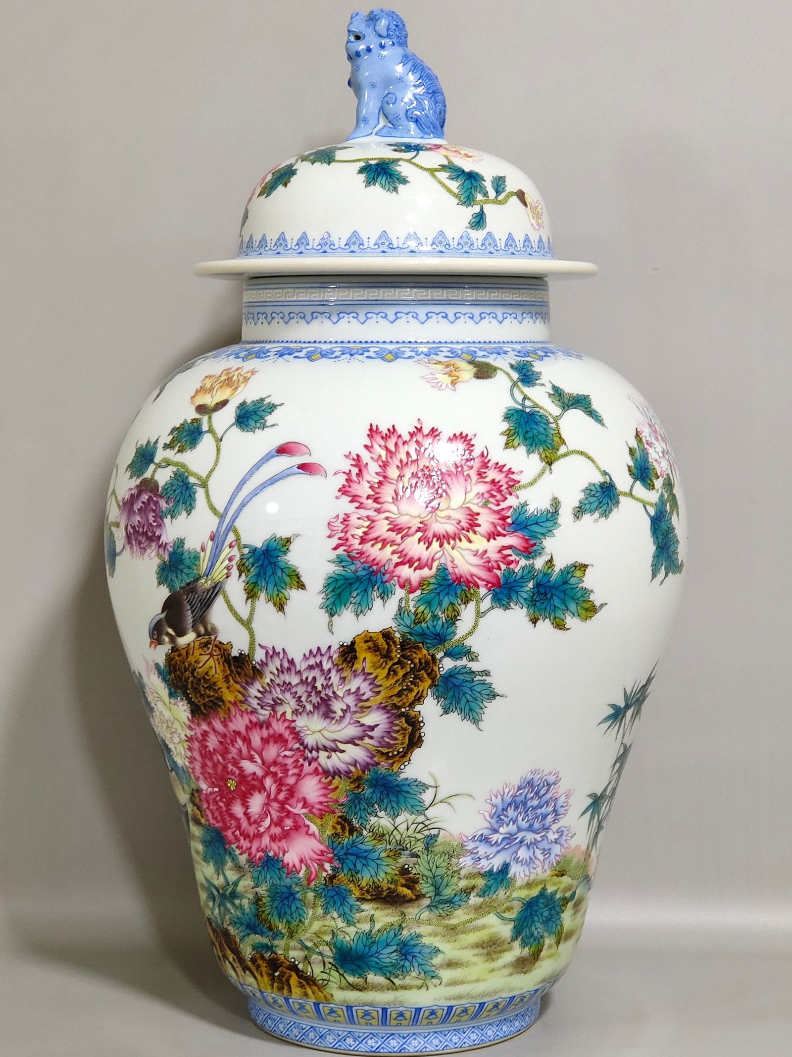 Qing Dynasty Qianlong green-edged flower and bird poems on the general jar: Size: Height 41 cm - Width 21 cm Materials: Porcelain Time Period: Qing dynasty Manufactured Date: Qianlong Mark & Period Object: Chinese Antique ⛨ Purchase With Confidence ✔ Verifi