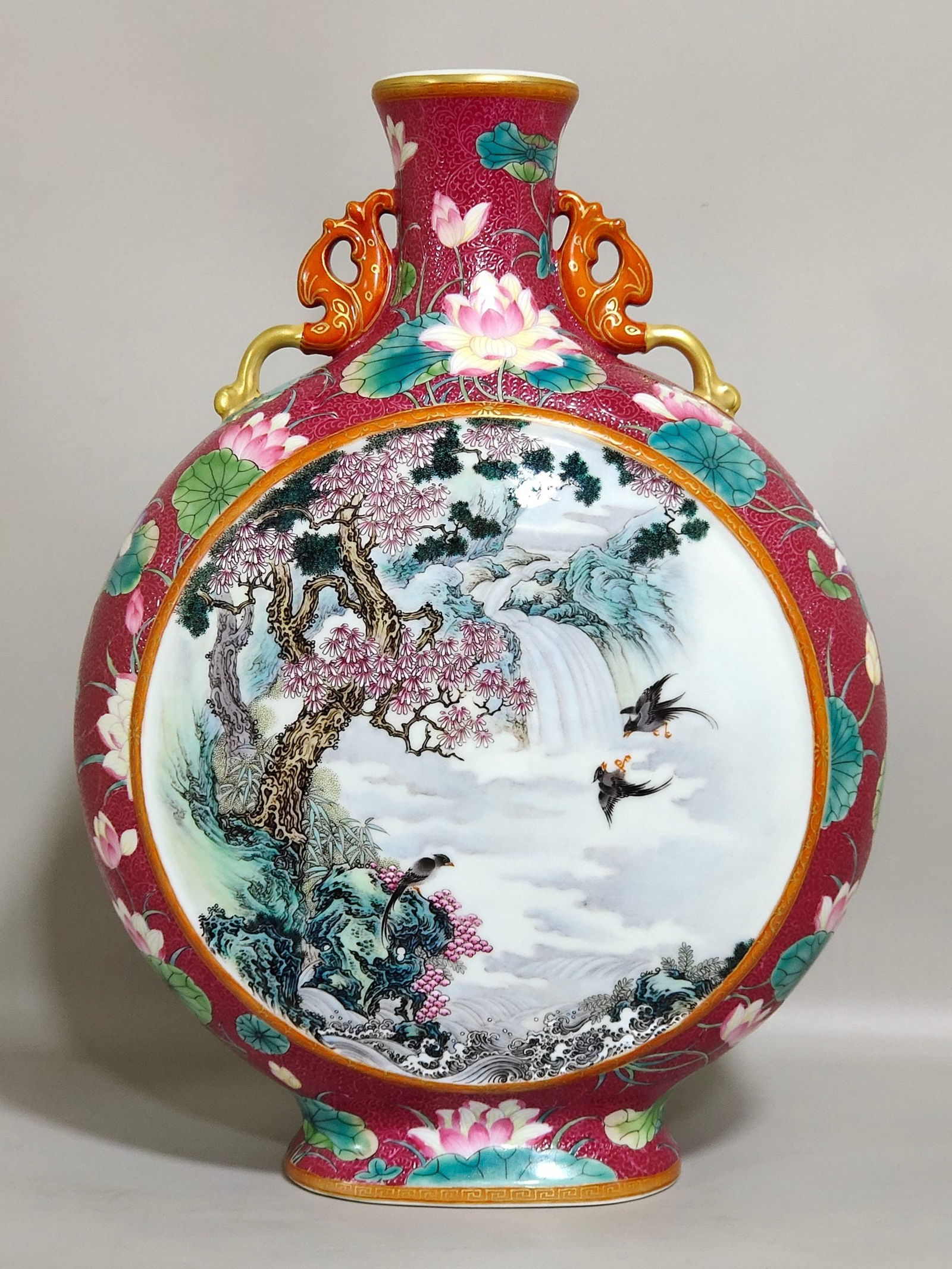 Chinese famille rose porcelain vase Qing dynasty Qianlong Mark & Period: Size: Height 32 cm - Width 22.5 cm Materials: Porcelain Time Period: Qing dynasty Manufactured Date: Qianlong Mark & Period Object: Chinese Antique ⛨ Purchase With Confidence ✔ Veri